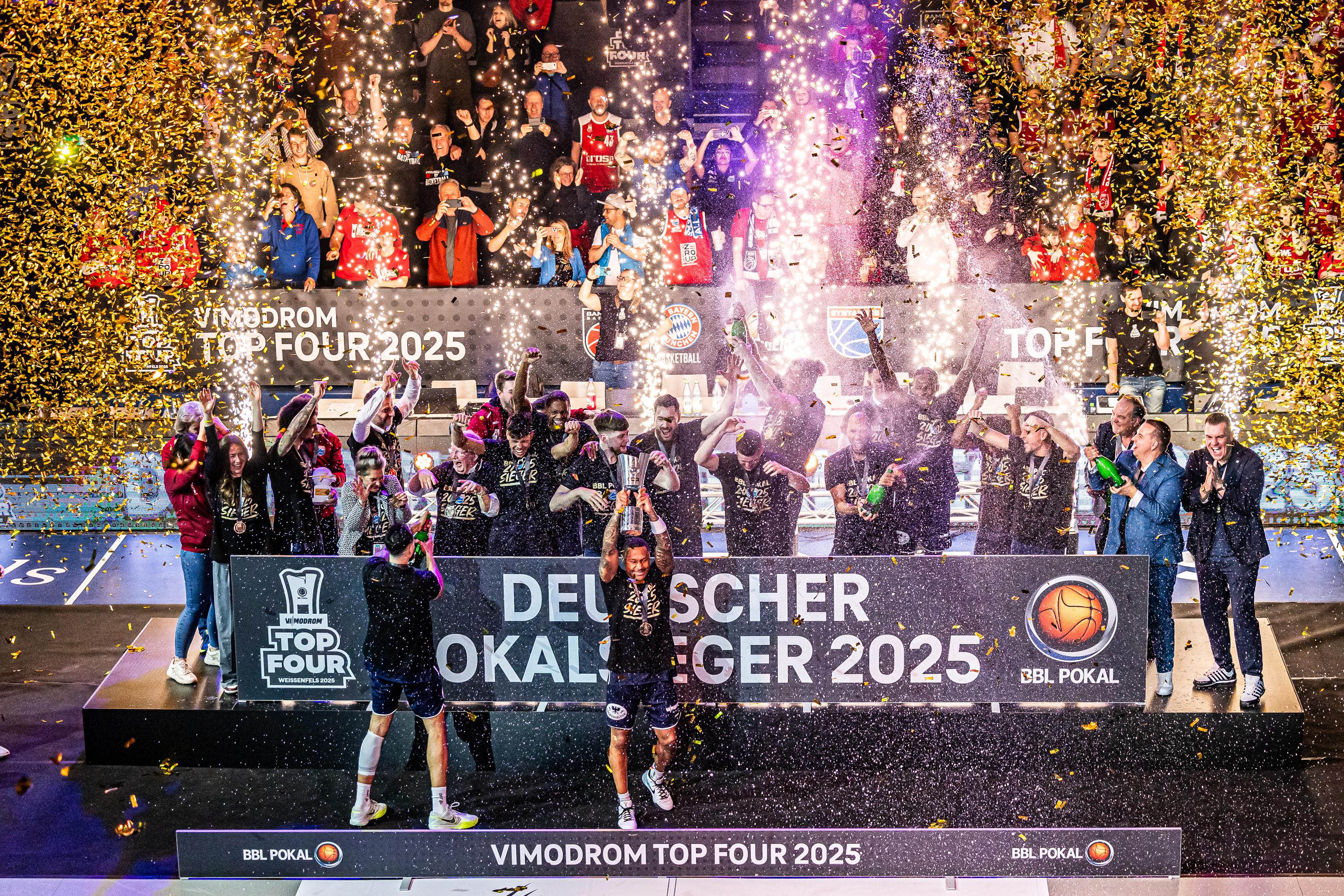 History was made this weekend in Weißenfels with hosts SYNTAINICS MBC claiming their first-ever VIMODROM TOP FOUR title after upsetting FC Bayern Munich in the Semi-Finals and then downing Bamberg Baskets in the Final. Michael Devoe took home the Most Valuable Player award for the new German Cup champions. The highlight of the league action was 21-year-old Sananda Fru scoring a career-high 26 points to help Braunschweig Löwen Braunschweig win again while ROSTOCK SEAWOLVES got some bad news with the top scoring German in the league Robin Amaize going out for the rest of the season with a broken hand.