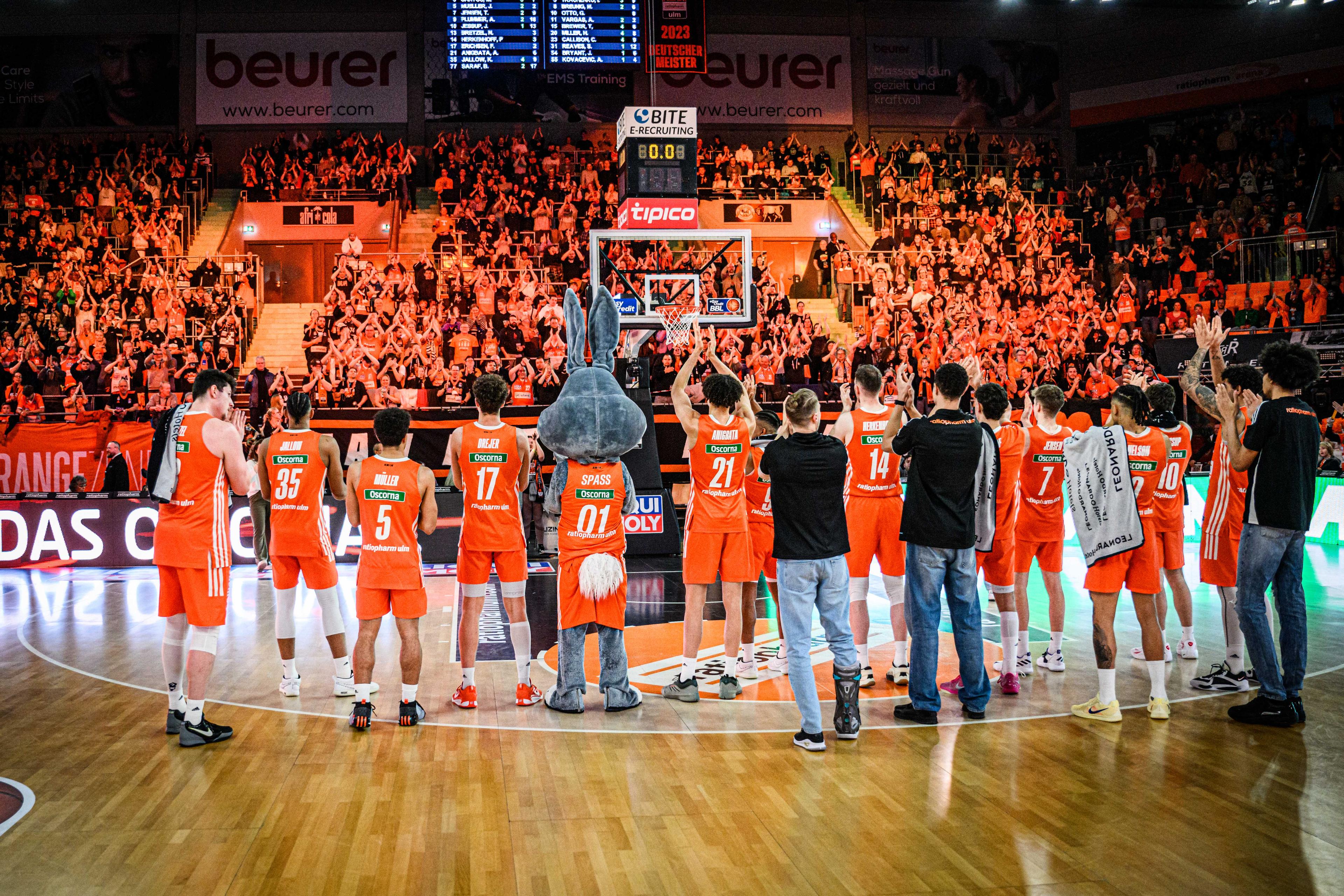 Das Team von ratiopharm ulm spielt weiterhin im Rennen um die Tabellenspitze mit. Daran kann auch der SYNTAINICS MBC nichts ändern, obwohl die „Wölfe“ den Schwaben eine Halbzeit lang ordentlich Paroli bieten. Da Weißenfels nach der Pause - wortwörtlich - ohne Dreier auskommen muss, stürmen die Gastgeber zu einem klaren 92:66-Sieg und sichern sich nach dem 92:89 im Hinspiel auch den zweiten Sieg gegen den MBC.