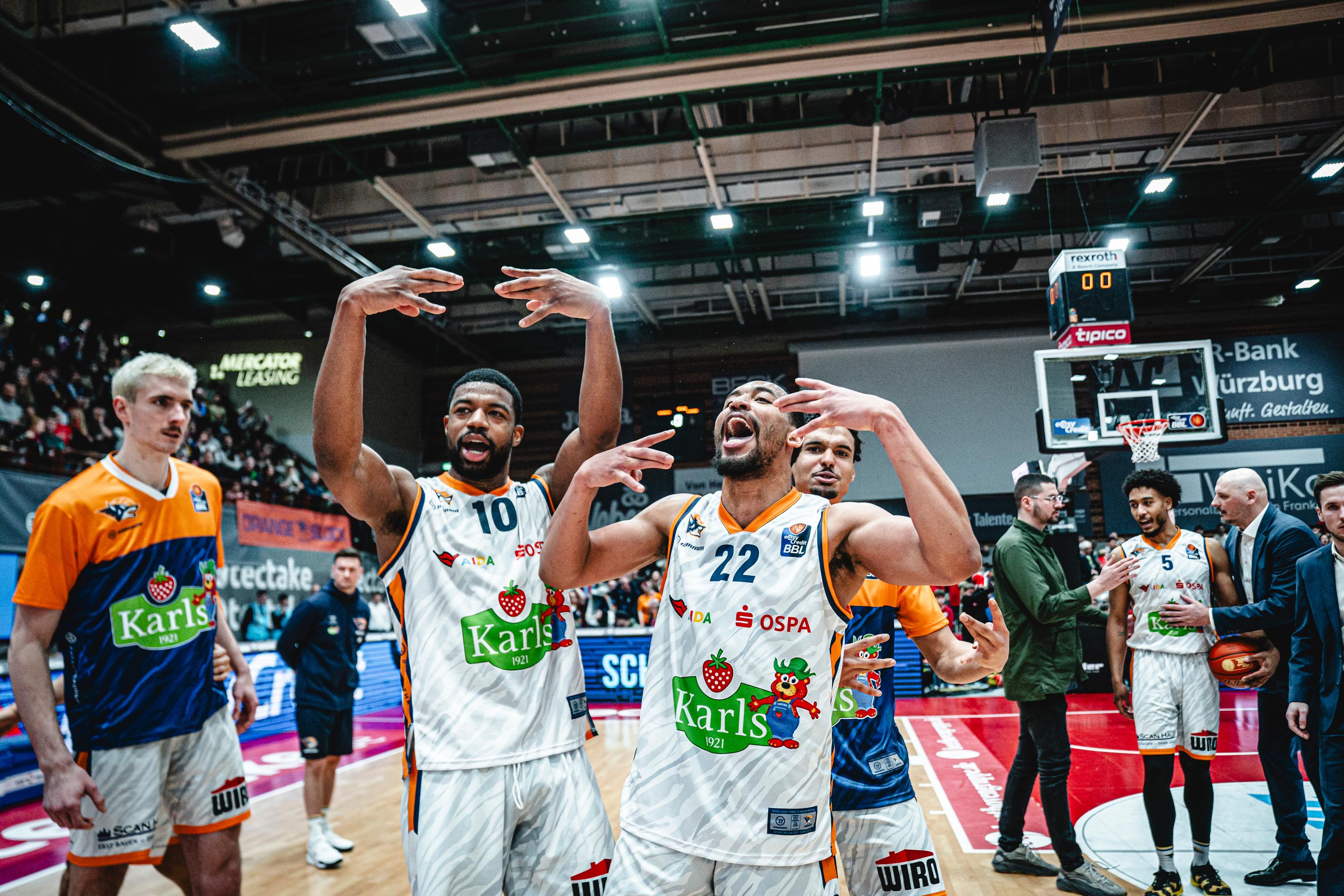 Die Krise der FIT/One Würzburg Baskets (9:9) verschärft sich. Die 93:97-Heimniederlage gegen die ROSTOCK SEAWOLVES (10:8) ist die fünfte Pleite in Serie. Allerdings kam sie unter besonderen Umständen zustande. 