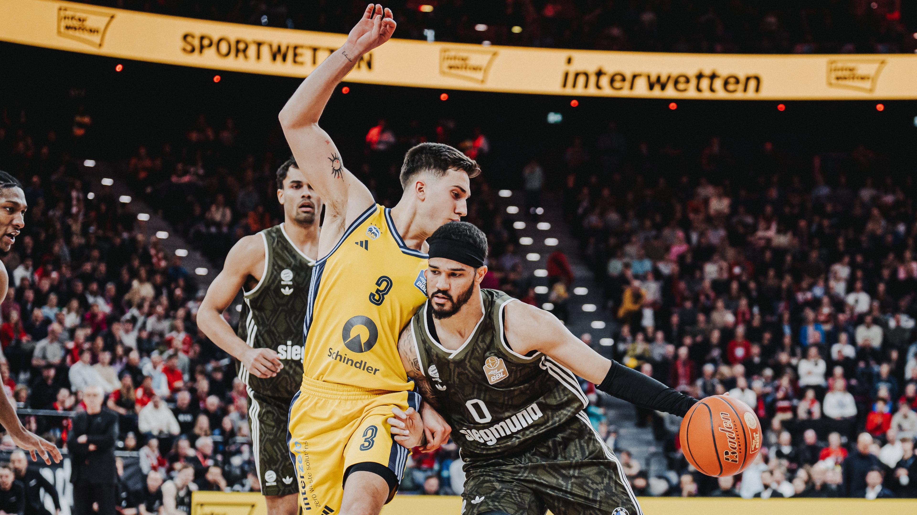 Die Bayern, die auch am Donnerstag gegen Roter Stern Belgrad wieder einen ausverkauften SAP Garden hinter sich haben werden, haben ihren Zuschauerschnitt in der größeren Arena mehr als verdoppelt. In der Zuschauerstatistik der EuroLeague rangiert München hinter den Hochburgen Belgrad, Athen/Piräus und Kaunas jetzt mit 10.864 Besuchern pro Spiel auf dem sechsten Platz. Berlin kommt trotz aussichtsloser Tabellenposition auf 8.926 und wird diesen Schnitt am Freitag mit dem attraktiven Heimspiel gegen den FC Barcelona wieder über die Marke von 9.000 schrauben.
