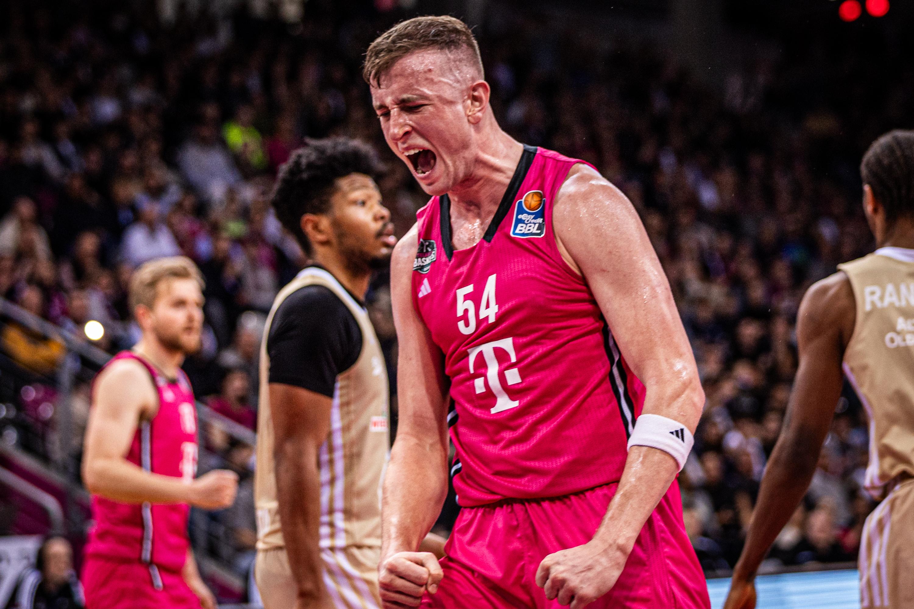 Die Historie zwischen den Telekom Baskets Bonn und Bamberg Baskets ist gespickt mit Höhepunkten, vielen Emotionen und Partien, über die auch in Jahren noch gesprochen wird. Die jüngste Partie fällt wohl nicht in die letzte Kategorie, zu dominant präsentieren sich die die Rheinländer beim 87:77 über „Freak City“. Auch wenn Thomas Kennedy mit zwölf Zählern und elf Rebounds ein lupenreines Double-Double auflegt, kann der Kanadier den direkten Vergleich nicht ganz auf die Seite der Bundesstädter ziehen - Bamberg hatte das Hinspiel mit 92:73 für sich entschieden.