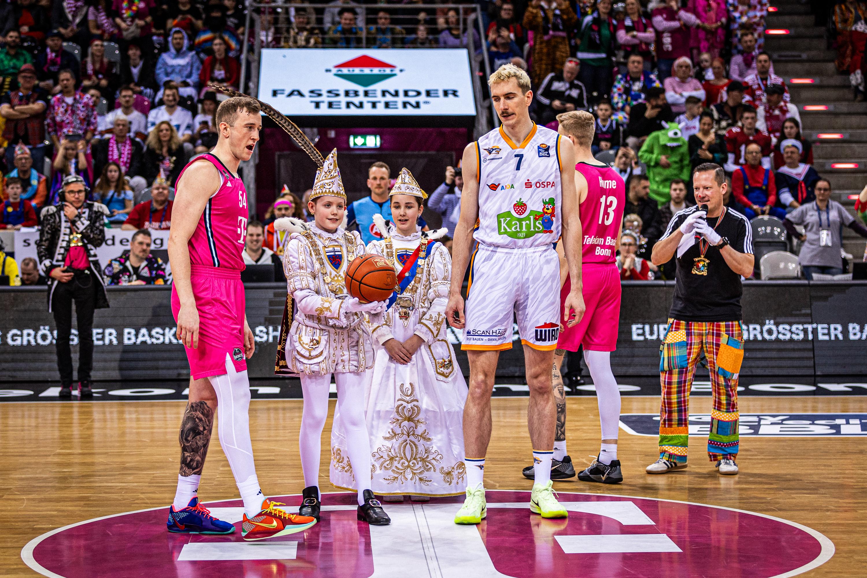 Nach 21 Zählern Führung fast noch den Sieg hergegeben. Die Telekom Baskets Bonn durchlebt beim traditionellen Karnevalsspiel gegen die ROSTOCK SEAWOLVES alle emotionalen Höhen und Tiefen, um schlussendlich doch mit 83:72 siegreich vom Parkett zu gehen. Das Kinderprinzenpaar bestellt den Hochball, Phlandrous Fleming jr. (20 Punkte) bereitet der fünf Spiele währenden Niederlagenserie ein Ende - und der Hardtberg steht komplett Kopf. 
