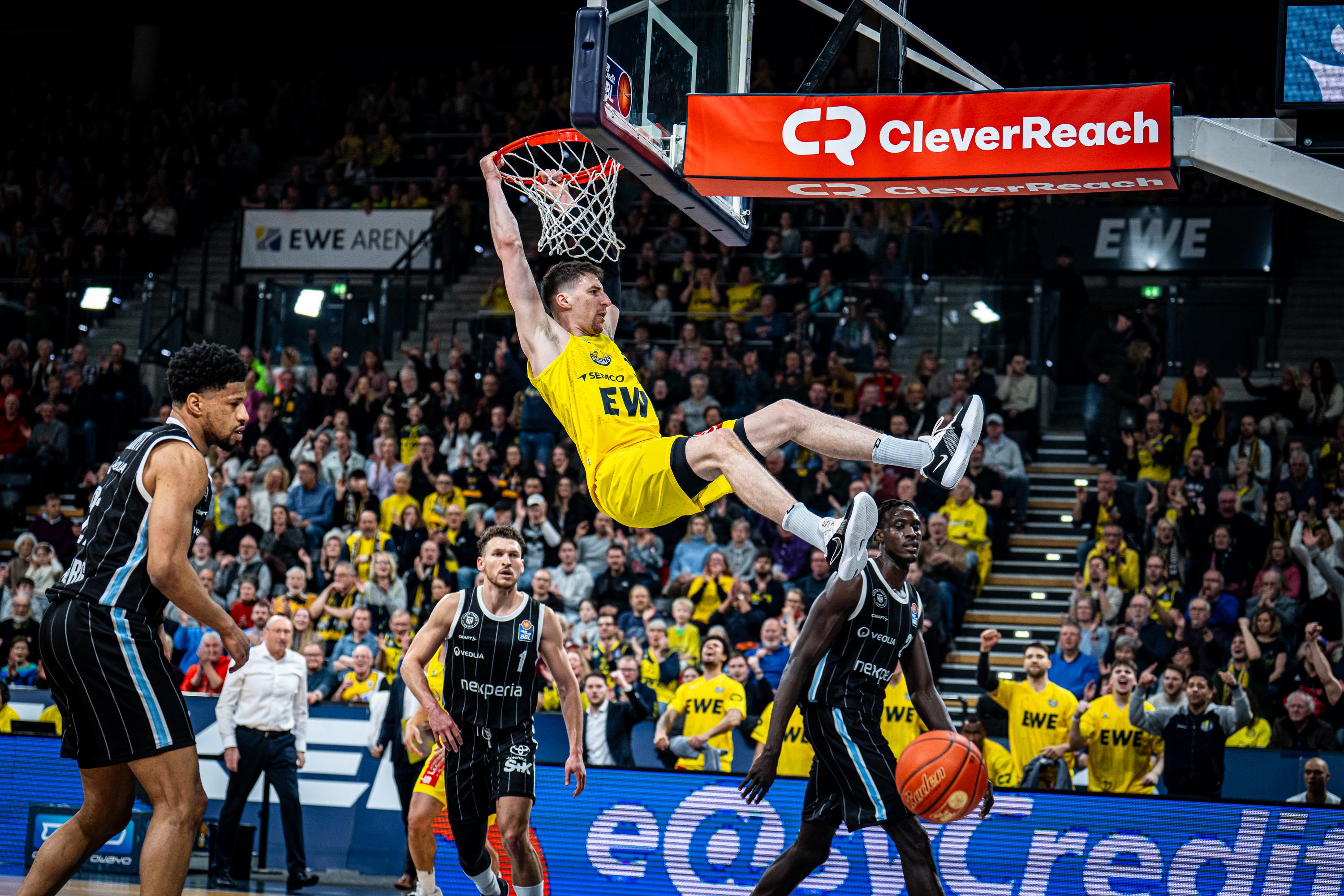 Kaum eine Serie in der easyCredit Basketball Bundesliga ist verrückter als die Heim- und Auswärtsbilanz der EWE Baskets Oldenburg (11:11). In der Ferne will so gar nichts gelingen, zu Hause nahezu alles. So auch im Kampf um die Play-ins enorm wichtigen Nordduell gegen die Veolia Towers Hamburg (10:12), das die Mannschaft von Trainer Mladen Drijencic mit 99:81 gewann.