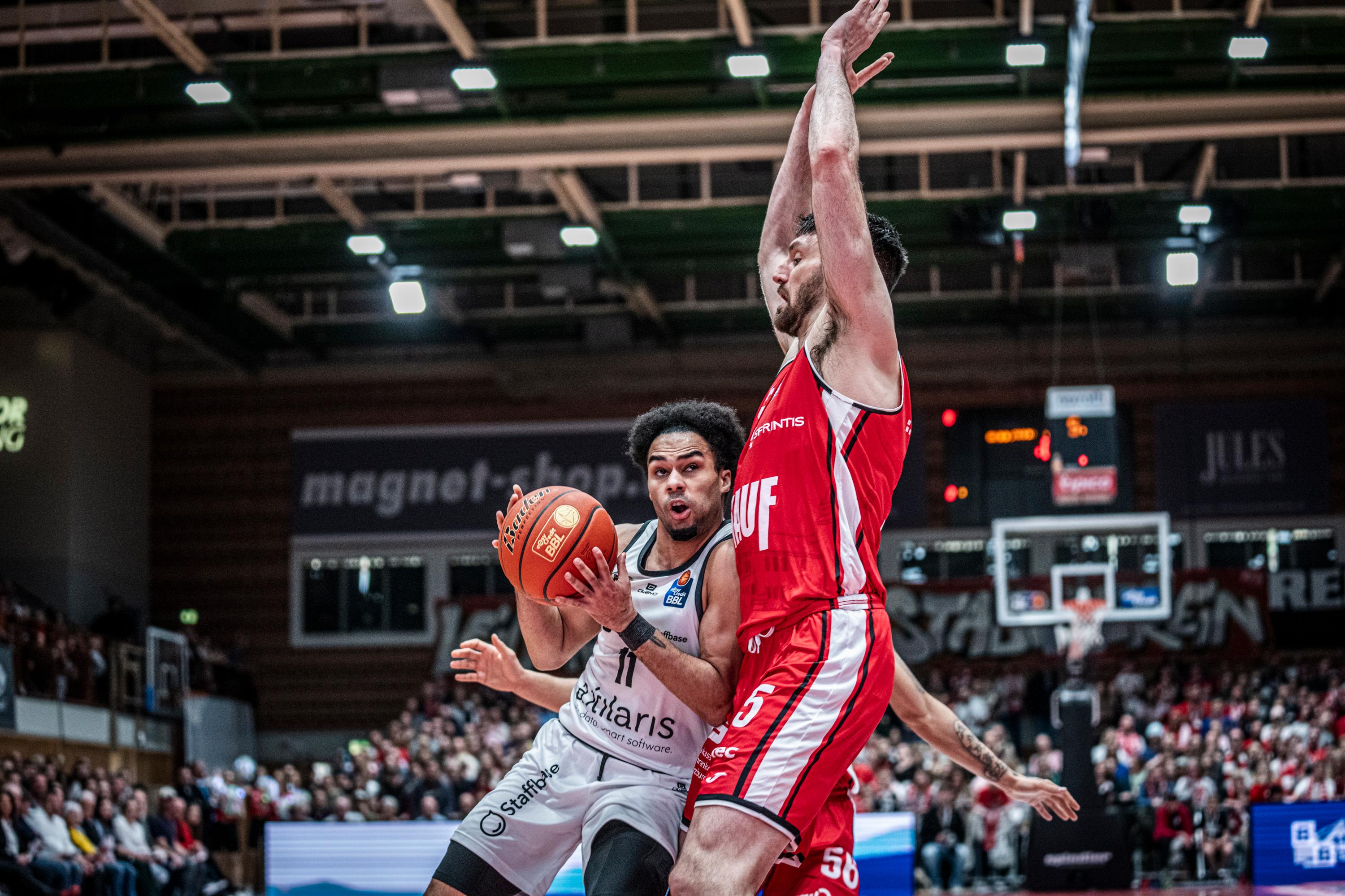 Die NINERS Chemnitz gewinnen bei den Würzburg FIT/One Baskets Würzburg mit 90:83 und behaupten sich mit nun sieben Siegen aus den vergangenen zehn Spielen in der Spitzengruppe der Liga. Den Franken wurde ihre schwache Dreierquote zum Verhängnis. Für Würzburg war es die zweite Niederlage in Folge und die siebte in den jüngsten zehn Spielen.