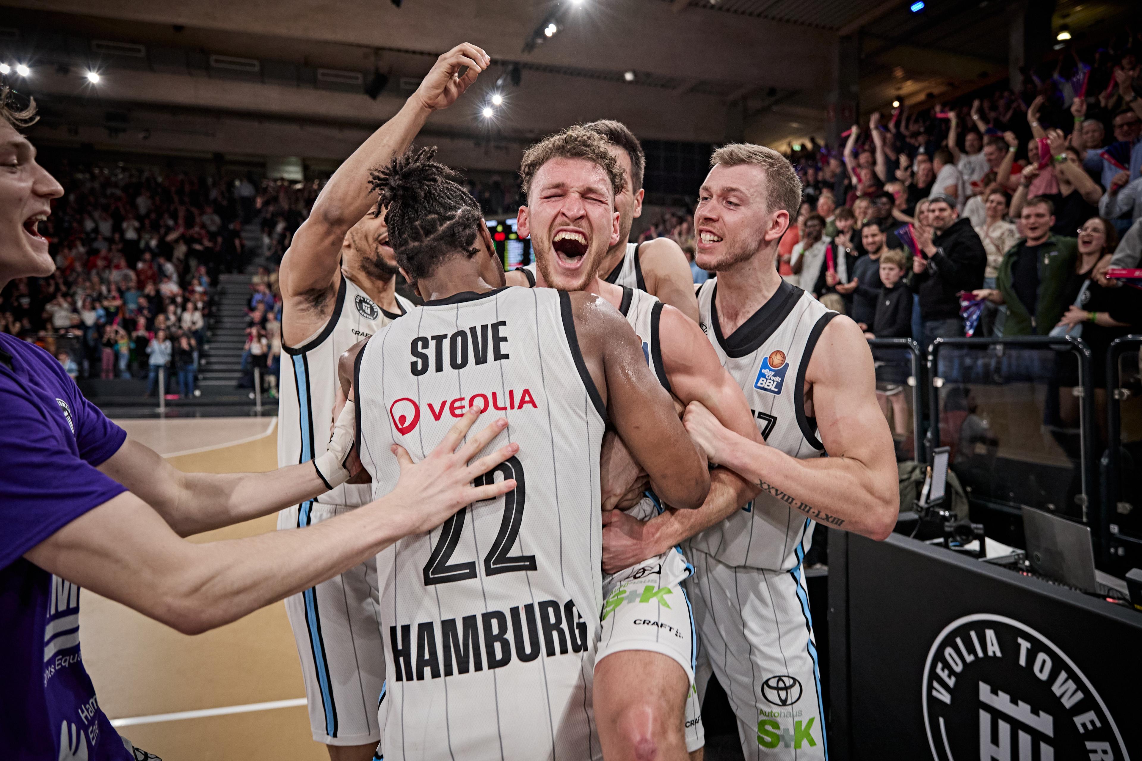 This week of action saw MVP candidate Brae Ivey drain a game-winner with 0.4 seconds left for Veolia Towers Hamburg while Joel Aminu scored 16 points in the fourth quarter for RASTA Vechta. Off the court, German big man Kevin Yebo left FC Bayern Munich to return to NINERS Chemnitz from where Eddy Edigin subsequently moved to SYNTAINICS MBC. Speaking of which, the Weißenfels club hosting their first banner to the rafters commemorating their title at the VIMODROM TOP FOUR.