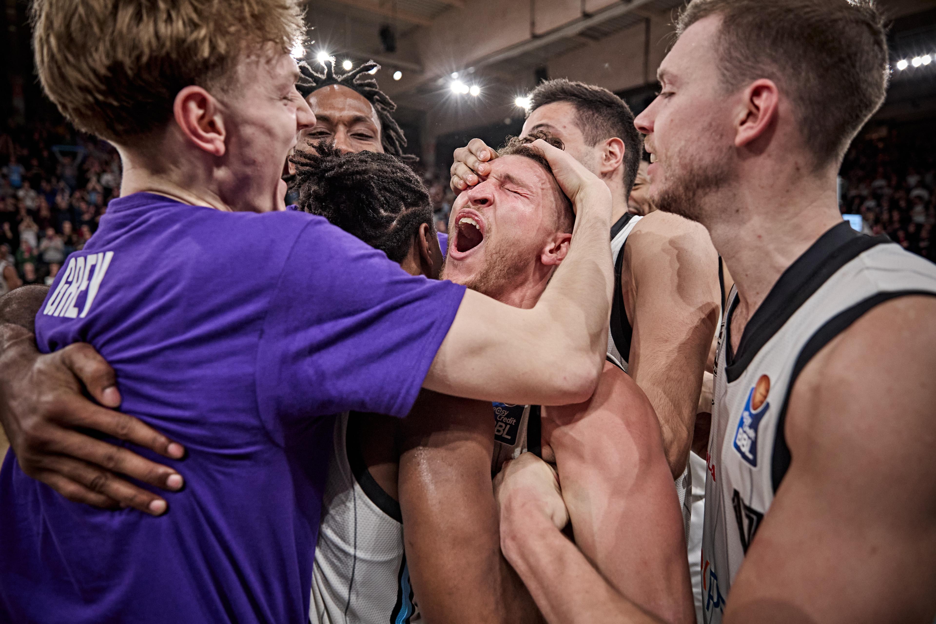 Zehn Führungswechsel im Schlussviertel, dazu ein Gamewinner - die Partie zwischen den Veolia Towers Hamburg und ROSTOCK SEAWOLVES ist ein perfekter Beleg dafür, warum Basketball die beste Sportart der Welt ist. Bei den Gäste brilliert einmal mehr Bryce Hamilton mit 23 Zählern, doch Brae Ivey (22 Punkte) stiehlt den Seewölfen nicht nur die Show, sondern trifft in den finalen 20 Sekunden eiskalt gleich zwei Jumper zum 78:77-Erfolg für die Gastgeber, die dadurch näher an die Play-Ins heranrücken.
