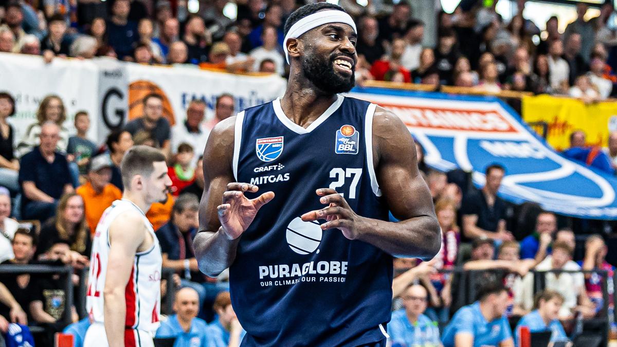 20 Tage hat der SYNTAINICS MBC Zeit gehabt, den Pokal-Triumph im eigenen Wohnzimmer zu feiern, vor dem Heimspiel gegen die FIT/One Würzburg Baskets ist das Pokalsiegerbanner unter die Hallendecke des Wolfsbaus gezogen worden. Auch im Ligaalltag bleiben die Weißenfelser in der Erfolgsspur, beim 110:101-Sieg glänzt Eddy Edigin bei seinem Debüt für die Wölfe mit einem Saisonbestwert von 18 Zählern. Mit 110 Punkten stellt der Pokalsieger einen teaminternen Saisonbestwert auf.