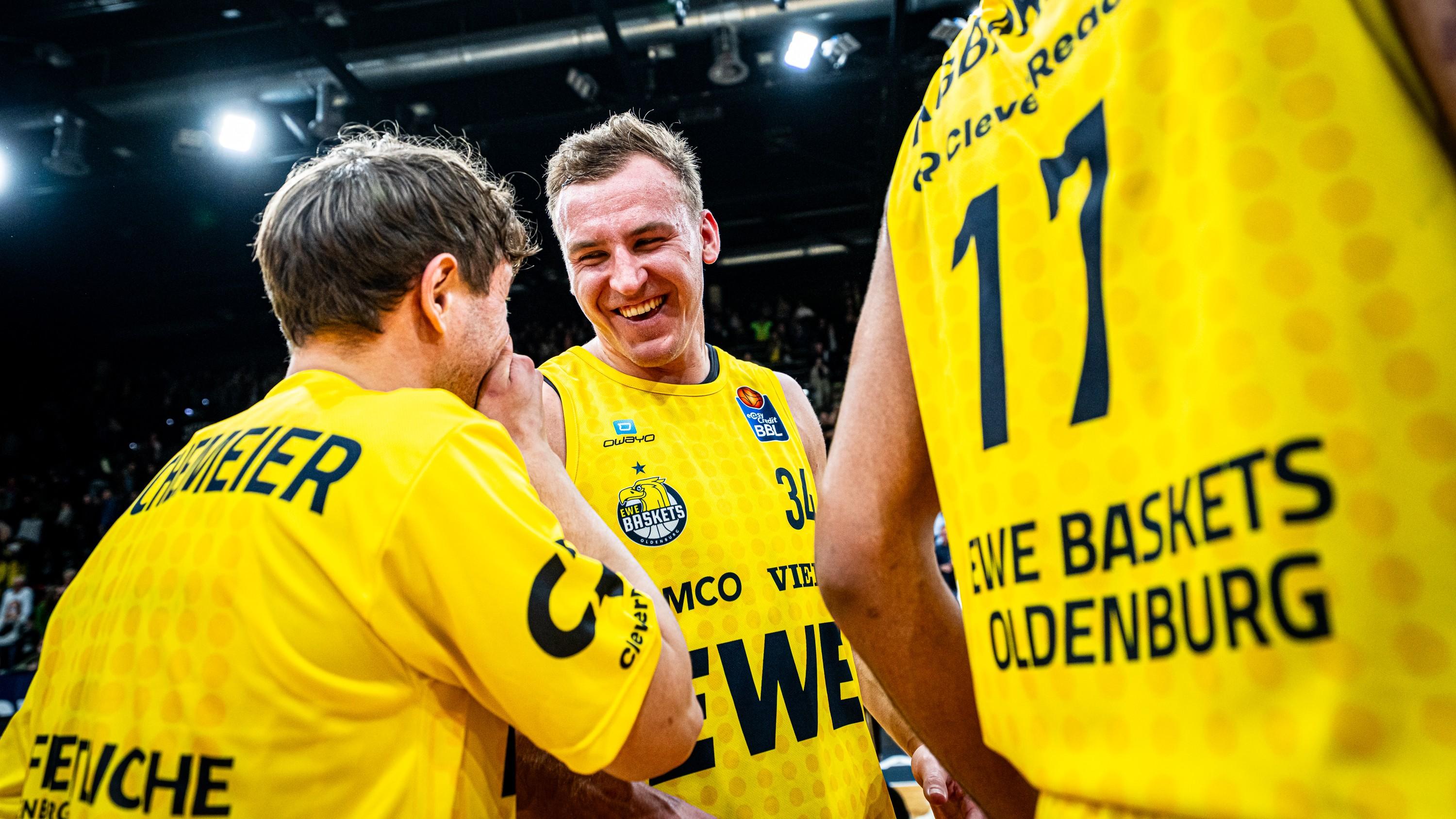 Die EWE Baskets Oldenburg bleiben in der EWE Arena eine Macht. Gegen die Basketball Löwen Braunschweig feiern die Gastgeber vor erneut ausverkaufter Kulisse ein 102:90. Artur Konontsuk avanciert mit 24 Punkten zum Topscorer des Abends.