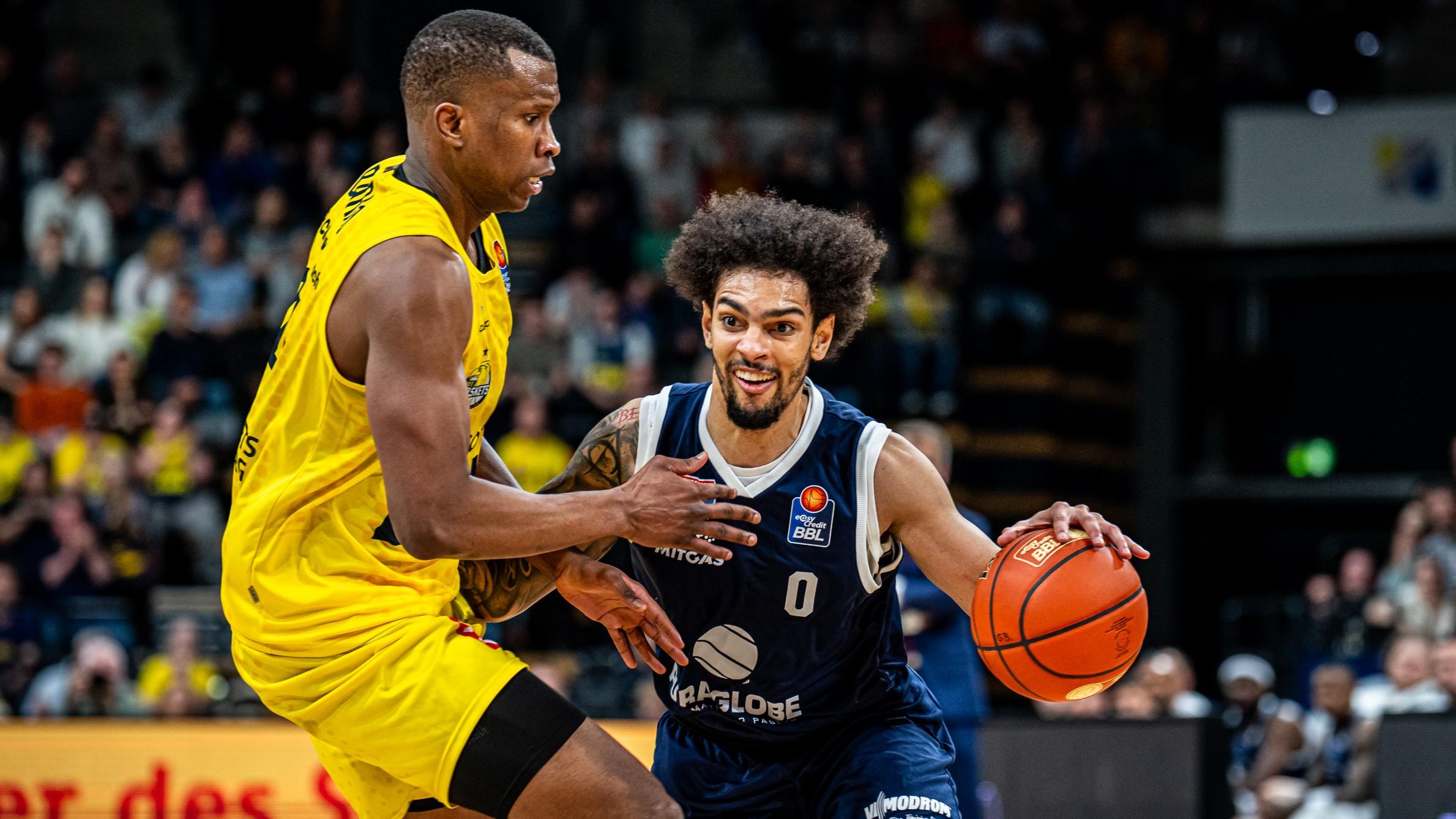 Pokalsieger SYNTAINICS MBC gelingt das, was in dieser Saison bisher nur ein Club geschafft hat: ein Auswärtssieg bei den EWE Baskets Oldenburg. Beim 97:95 vor erneut ausverkaufter Kulisse überragt Michael Devoe mit 32 Punkten.
