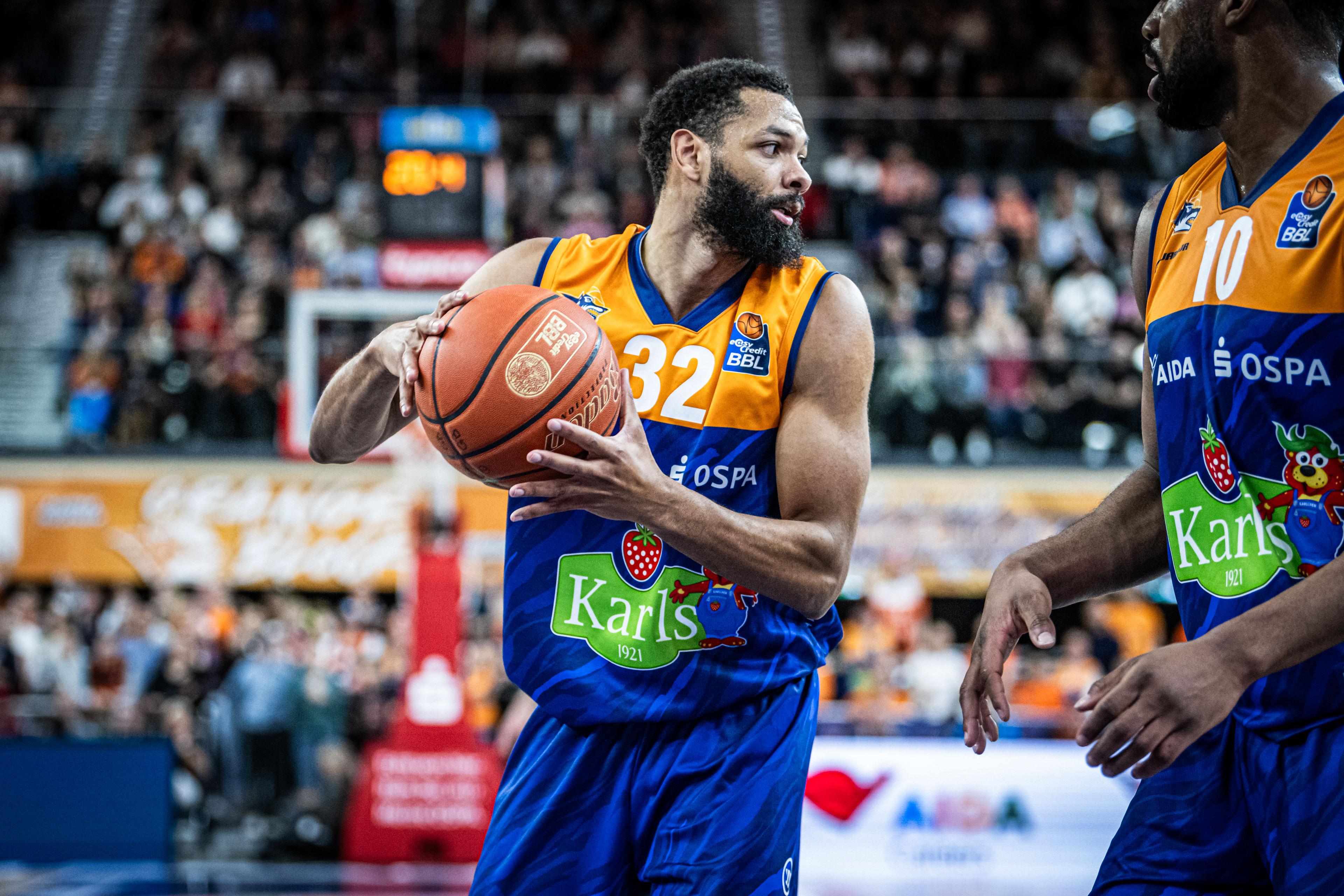 Die ROSTOCK SEAWOLVES tun sich im Auftaktviertel gegen einen aus der Distanz starken SYNTAINICS MBC schwer, reißen dann jedoch das Momentan an sich und sichern sich ein verdientes 84:76 - inklusive des direkten Vergleichs gegen die „Wölfe“. Der unlängst verpflichtete Pedro Bradshaw feiert mit 15 Punkten und 10 Rebounds ein gelungenes Heimdebüt.