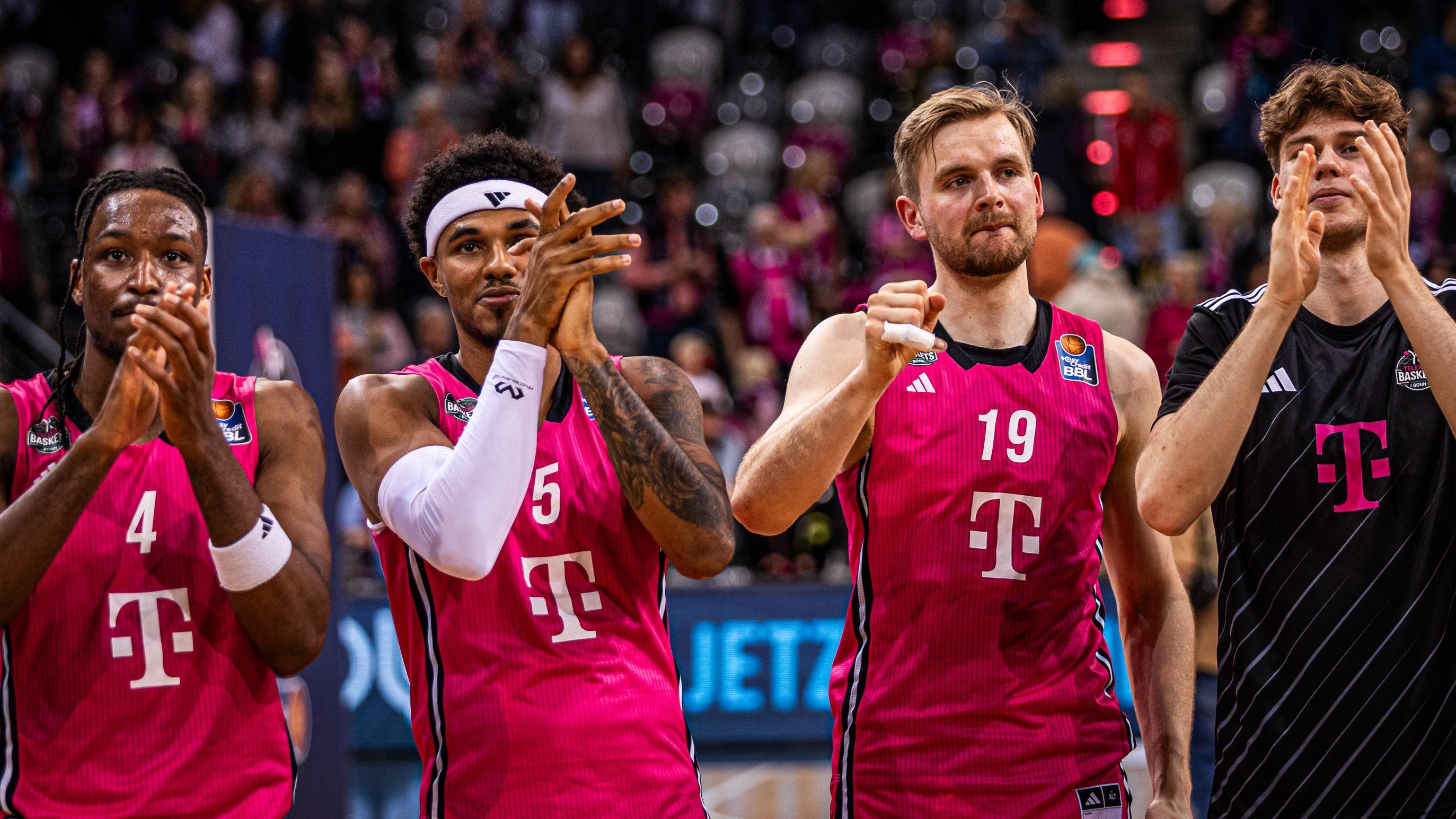 Die Telekom Baskets Bonn bleiben im Rennen um den Einzug in die Postseason. Vor 5.903 Zuschauern setzen sich die Rheinländer nach zwischenzeitlich deutlicher Führung am Ende knapp mit 81:76 durch.