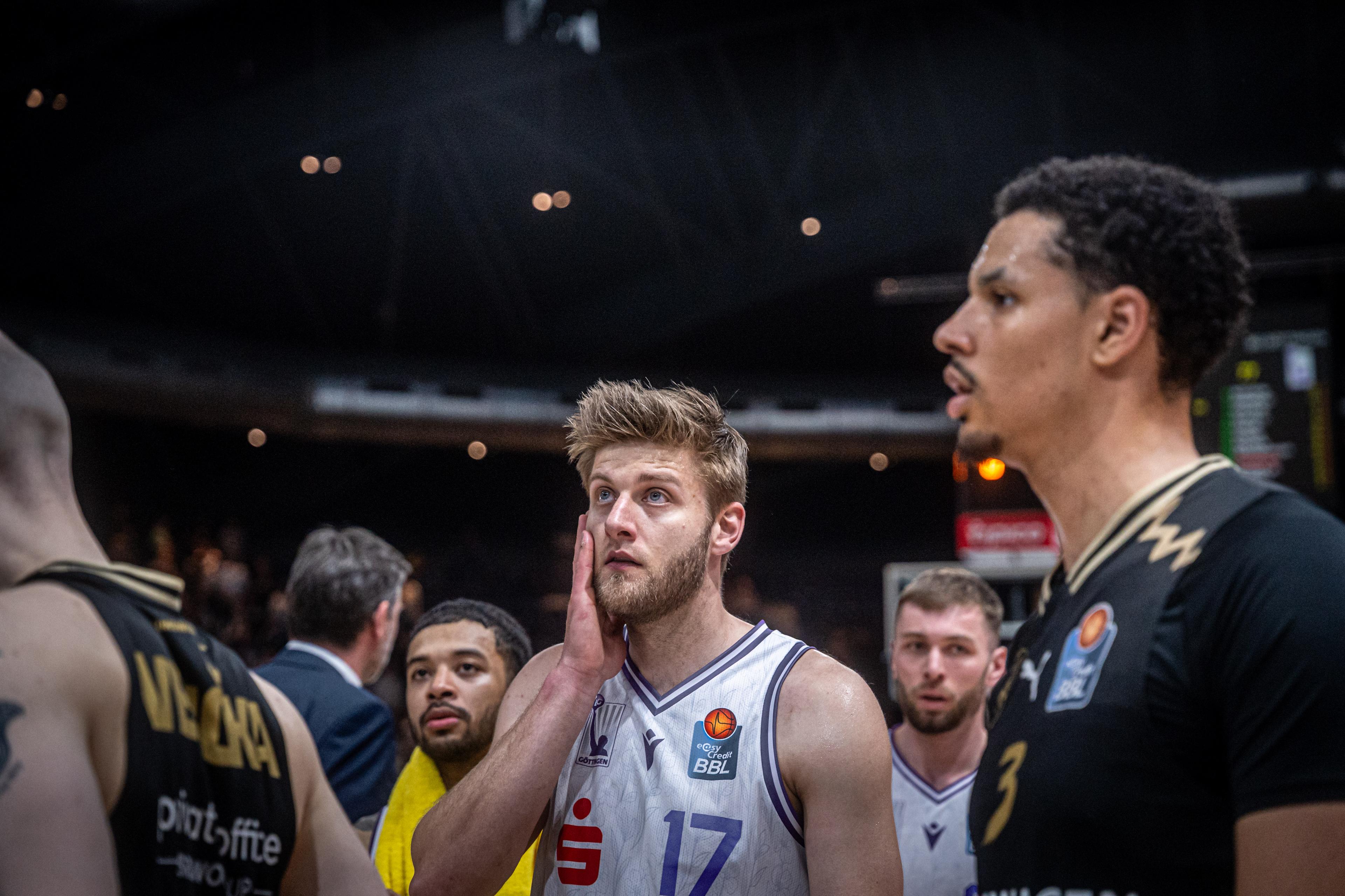 Die Nachricht machte bereits knapp zweieinhalb Minuten vor Ende die Runde: Während die Basketball Löwen Braunschweig und die BG Göttingen noch um die Vorherrschaft in Niedersachsen ringen, gewinnen im Parallelspiel die SKYLINERS mit 76:70 über die Telekom Baskets Bonn und schicken die „Veilchen“ damit vorzeitig in die ProA. Letztlich sorgen die Schützlinge von Jesus Ramirez ihrerseits mit 101:77 für klare Verhältnisse und wahren damit ihre Chancen auf den direkten Playoff-Einzug - inklusive Flirt mit dem Heimrecht in der ersten Runde.