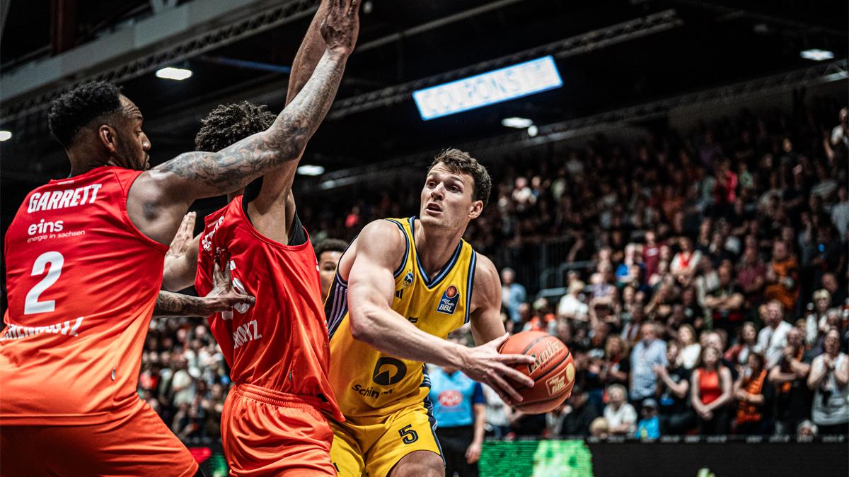 ALBA BERLIN liefert im Auswärtsspiel gegen die NINERS Chemnitz eine Machtdemonstration vor der Pause ab: Mit 35:4 gewinnen die Albatrosse den zweiten Durchgang, setzen sich phasenweise auf bis zu 42 Zähler Differenz ab und feiern am Ende einen ungefährdeten 103:81-Sieg. Zwar bleiben die Albatrosse Zehnter, haben mit 16 Siegen aber nun genauso viele auf dem Konto wie der Tabellenfünfte Heidelberg. Die Chemnitzer verlieren zum dritten Mal nacheinander und fallen vorerst auf die Play-In-Plätze. Den direkten Vergleich haben die Berliner (16-14) auch gegen Chemnitz (15-13) gewonnen.