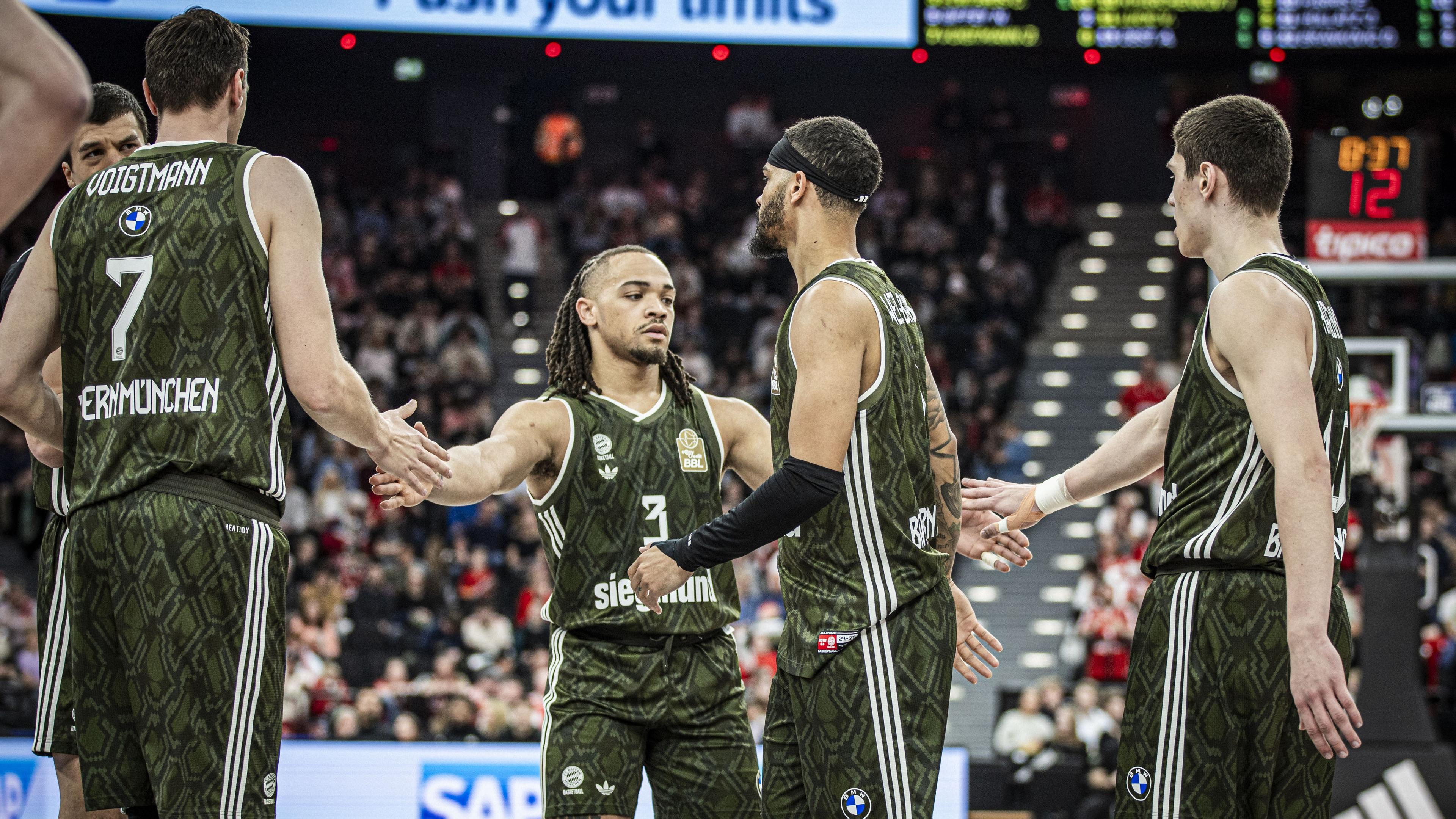 Die reguläre Saison der Turkish Airlines EuroLeague endet in dieser Woche mit einem spektakulären letzten Spieltag. Lediglich Olympiakos, Fenerbahce und Panathinaikos sind mit dem Playoff-Heimvorteil in der Tasche bereits am Etappenziel. Sieben weitere Teams, darunter der Deutsche Meister Bayern München, stehen zwar sicher mindestens in den Play-Ins, haben aber alle noch Chancen, eines der drei noch offenen direkten Playoff-Tickets zu ergattern.