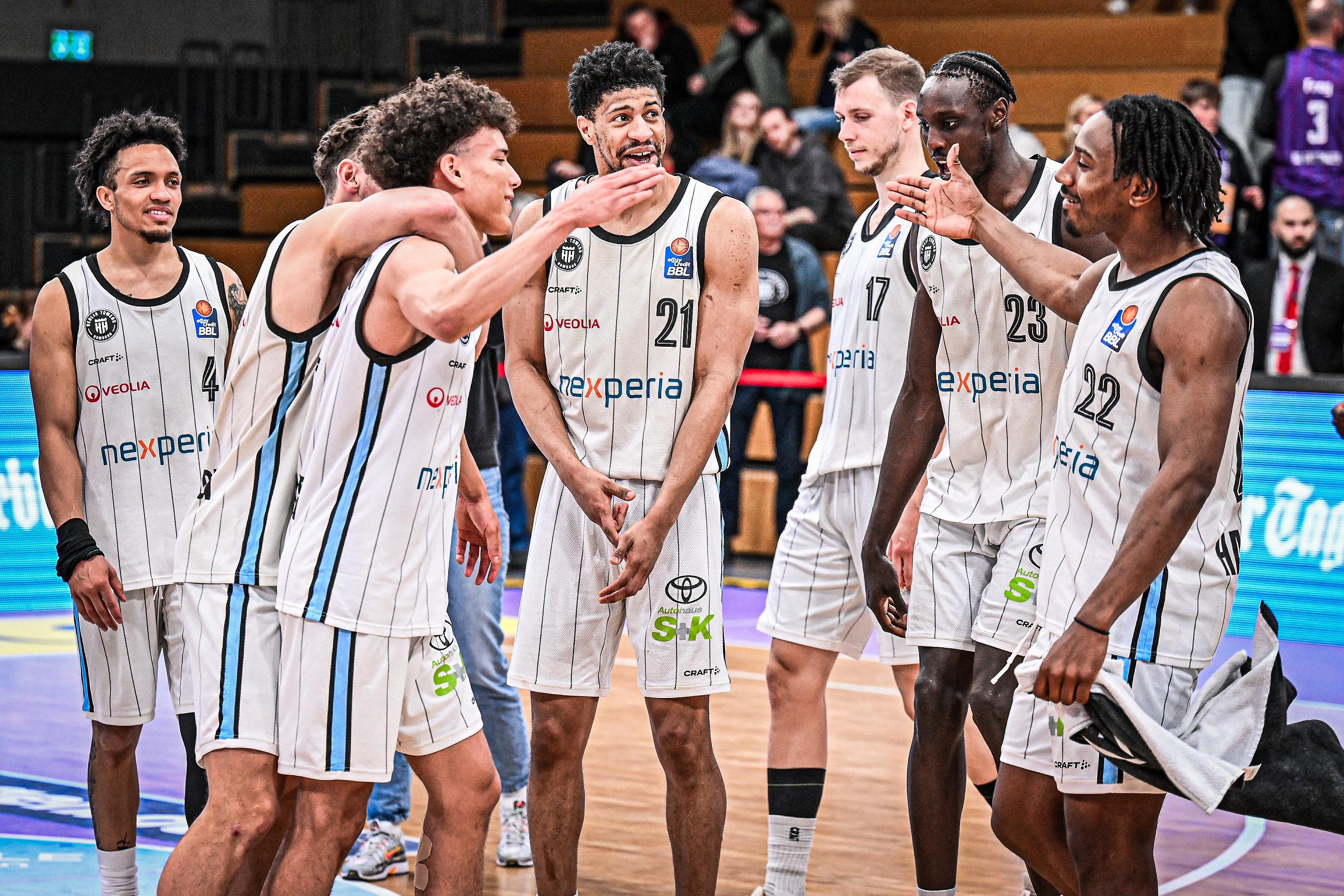 Die Abschiedstournee der BG Göttingen (1:24) durch die easyCredit Basketball Bundesliga setzt sich fort. Erfreuliches hatte sie am Mittwochabend jedoch abermals nicht für die abgeschlagenen Niedersachsen zu bieten. Sie unterlagen den Veolia Towers Hamburg (14:12) deutlich mit 75:92, wodurch die Hanseaten mit nun vier Siegen in Folge offiziell das heißeste Team der Liga sind.