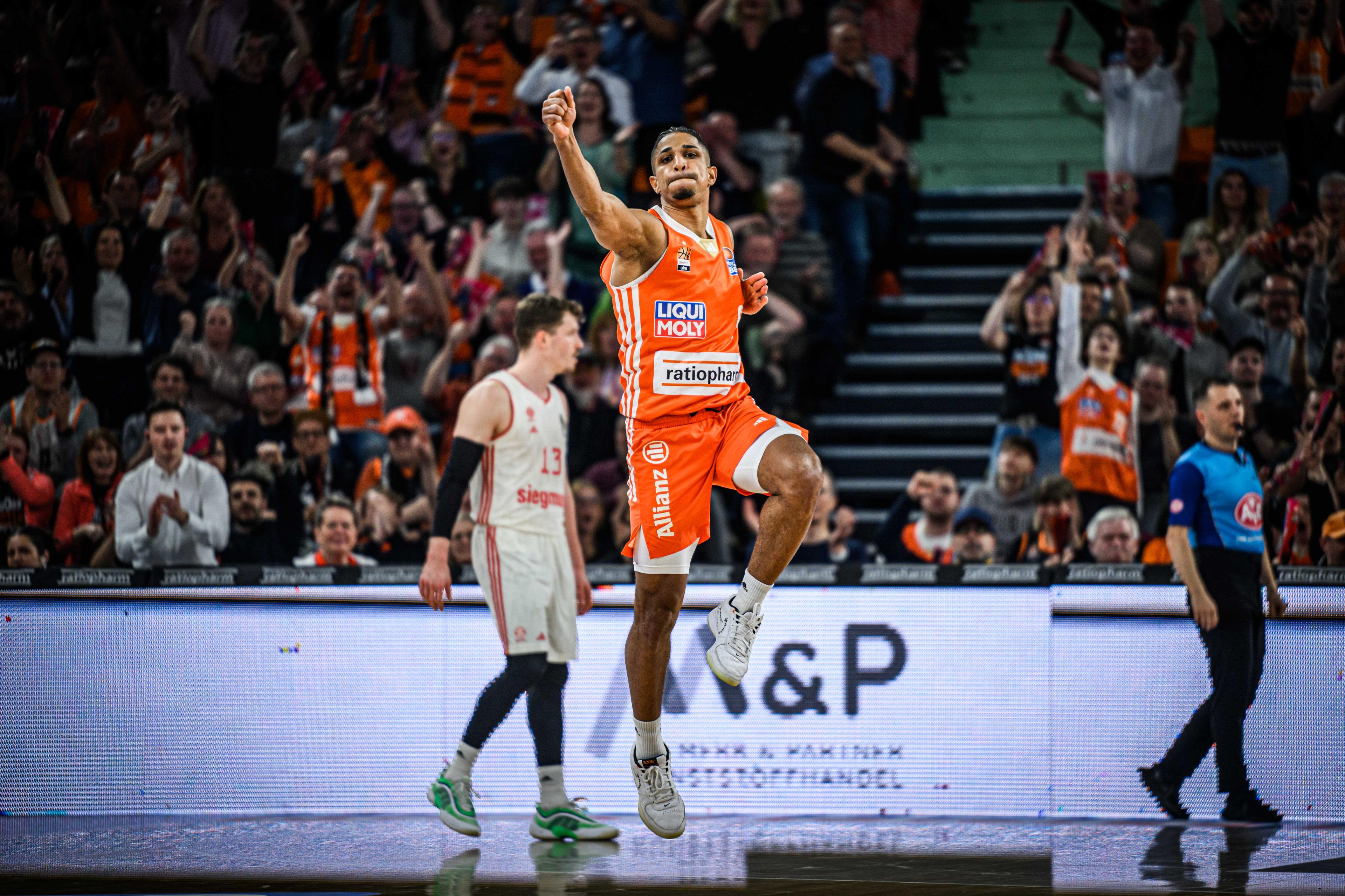 ratiopharm ulm knackt im fünften Heimspiel in Folge die 100 und macht mit dem Sieg über den FC Bayern München in der Tabelle wieder Druck auf den ersten. Bei ihrem Offensivspektakel versenken die Hausherren zwanzig Dreier und sichern sich den direkten Vergleich. Das veranlasste Alfonso Plummer und Karim Jallow mal eben zu einer Titelansage. Auf Seiten der Gäste übernimmt T.J. Parker das Coaching, da Cheftrainer Gordon Herbert krank in München geblieben war.
