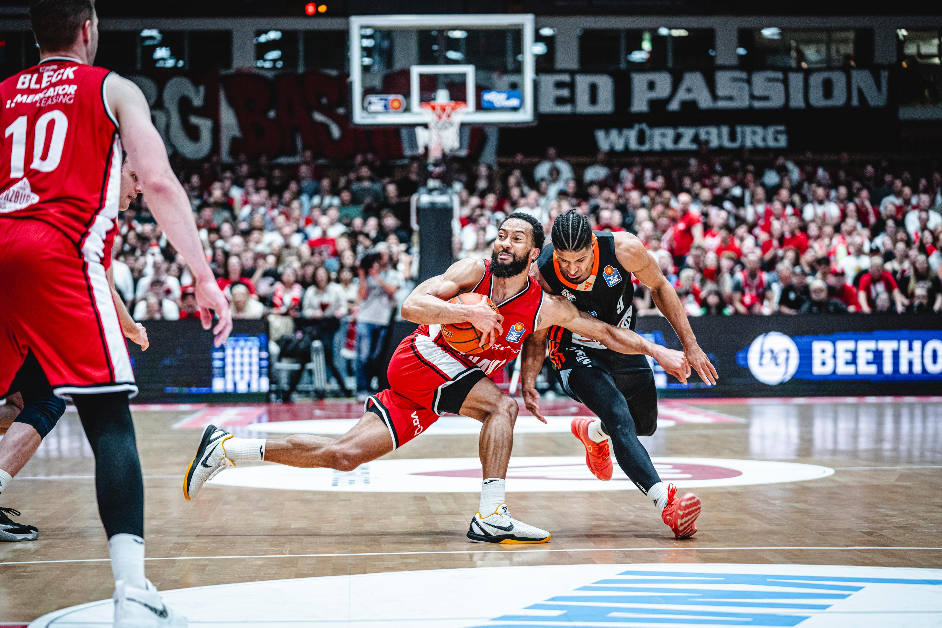 Die FIT/One Würzburg Baskets schlagen ratiopharm ulm und stehen nach dem Sieg auf Rang sieben der Tabelle. Damit reihen sie sich mit 14 Siegen und zwölf Niederlagen in ein Quartett ein, dass noch große Ambitionen hat sich direkt für die Playoffs zu qualifizieren. Für Ulm ändert sich an der Tabellensituation nichts, die Niederlage ist nach dem Sieg gegen München zuletzt eher aus der Kategorie Leistungsschwankung.
