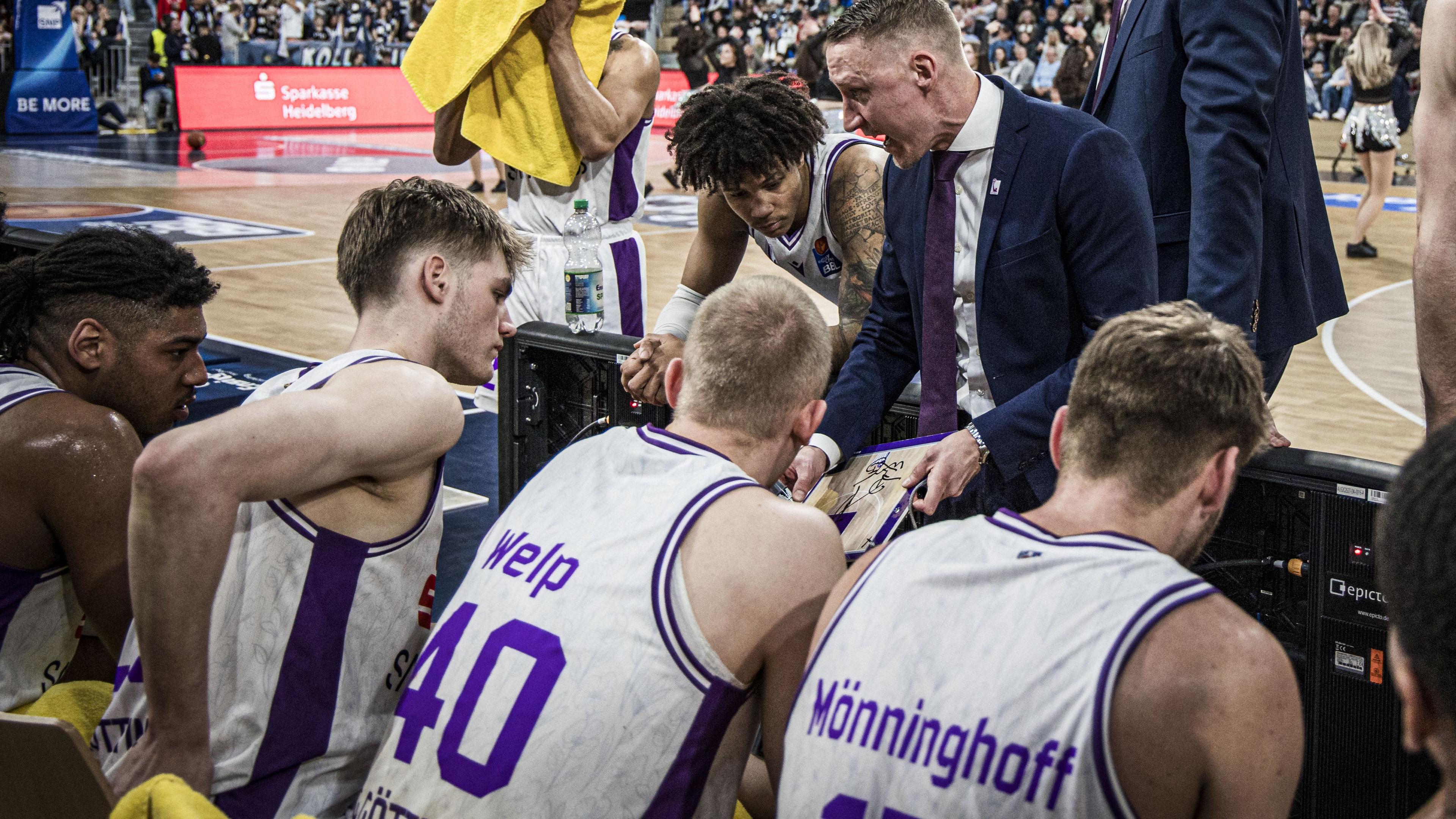 BG Göttingen’s days in the easyCredit BBL are officially numbered as the team was relegated after seeing their losing streak reach 18 games. This week saw one of the league’s legends - Karsten Tadda - announce he will retire after the season. And RASTA Vechta are looking for a new coach as Martin Schiller decided to become an assistant coach in US college basketball. On the court, FC Bayern Munich became the first team to lock up a spot in the playoffs while ratiopharm ulm are guaranteed at least a spot in the playins.