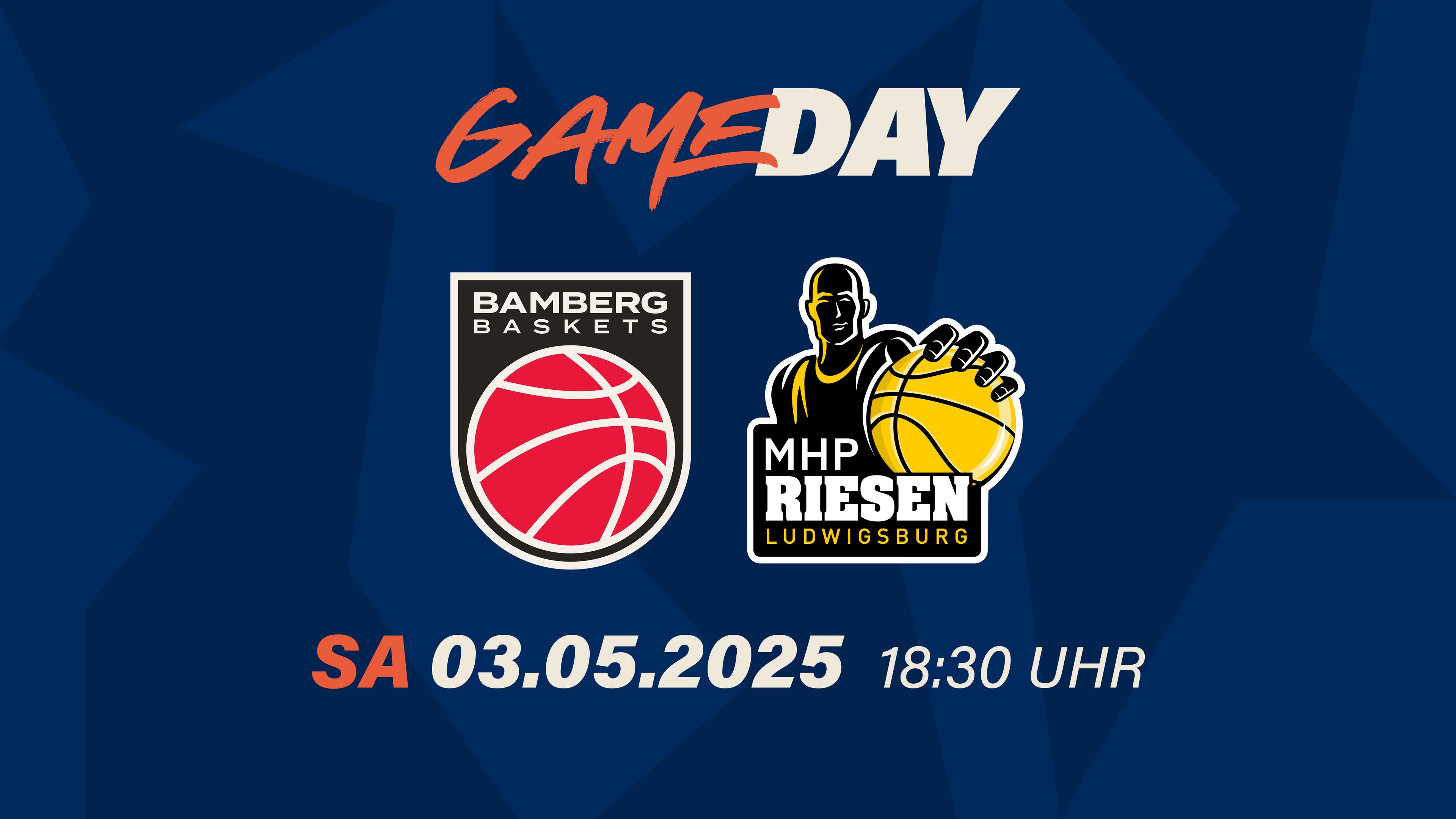 Sind wir ehrlich: So mancher Rekord im Basketball ist ein klein wenig konstruiert. Gerade in den USA gibt es ja gerne Mal  Bestmarken der Art „Meiste Punkte eines unter 26-Jährigen an einem Dienstag, wenn der Tipoff vor 20:30 Uhr Ostküstenzeit war“ – aber dafür lieben wir Basketball doch, oder? Einen echten, riesigen, wirklich beeindruckenden Rekord gibt es aber – aller Voraussicht nach – am Samstag in Bamberg zu bestaunen, wenn Karsten Tadda, sobald er ins Spiel eincheckt, zum 638. Mal in der easyCredit BBL auf dem Parkett stehen wird. Kein anderer Spieler stand häufiger auf dem Court als der „Kettenhund aus Gundelsheim“, und nur einer ebenso häufig: Alex King. Und weil der und Tadda gut befreundet sind, ist er natürlich auch dabei, wenn sein Rekord eingestellt wird – ehe der Bamberger dann entweder in Ulm oder am letzten Spieltag in Bamberg zum alleinigen Rekordhalter aufsteigen wird.