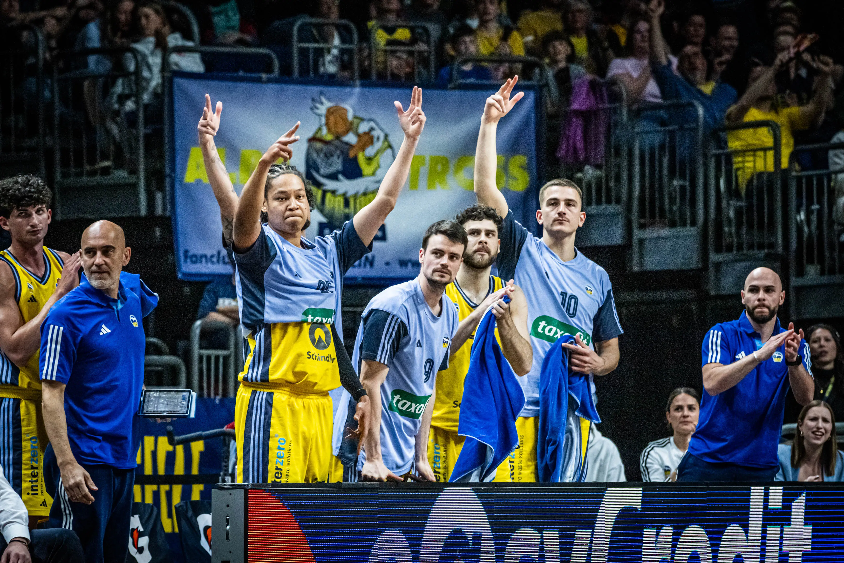 Mit zuletzt sieben Siegen und drei Niederlagen nimmt ALBA BERLIN zum Ende der regulären Saison ordentlich Fahrt auf und behält dieses Momentum auch in den Play-Ins gegen den SYNTAINICS MBC bei. Dank eines starken Malte Delow (18 Punkte) lösen die Hauptstädter mit 81:78 das Playoff-Ticket und bekommen es im Viertelfinale mit ratiopharm ulm zu tun. Den Wölfen indes bleibt eine weitere Chance, ebenfalls noch in die Meisterschaftsrunde einzuziehen.