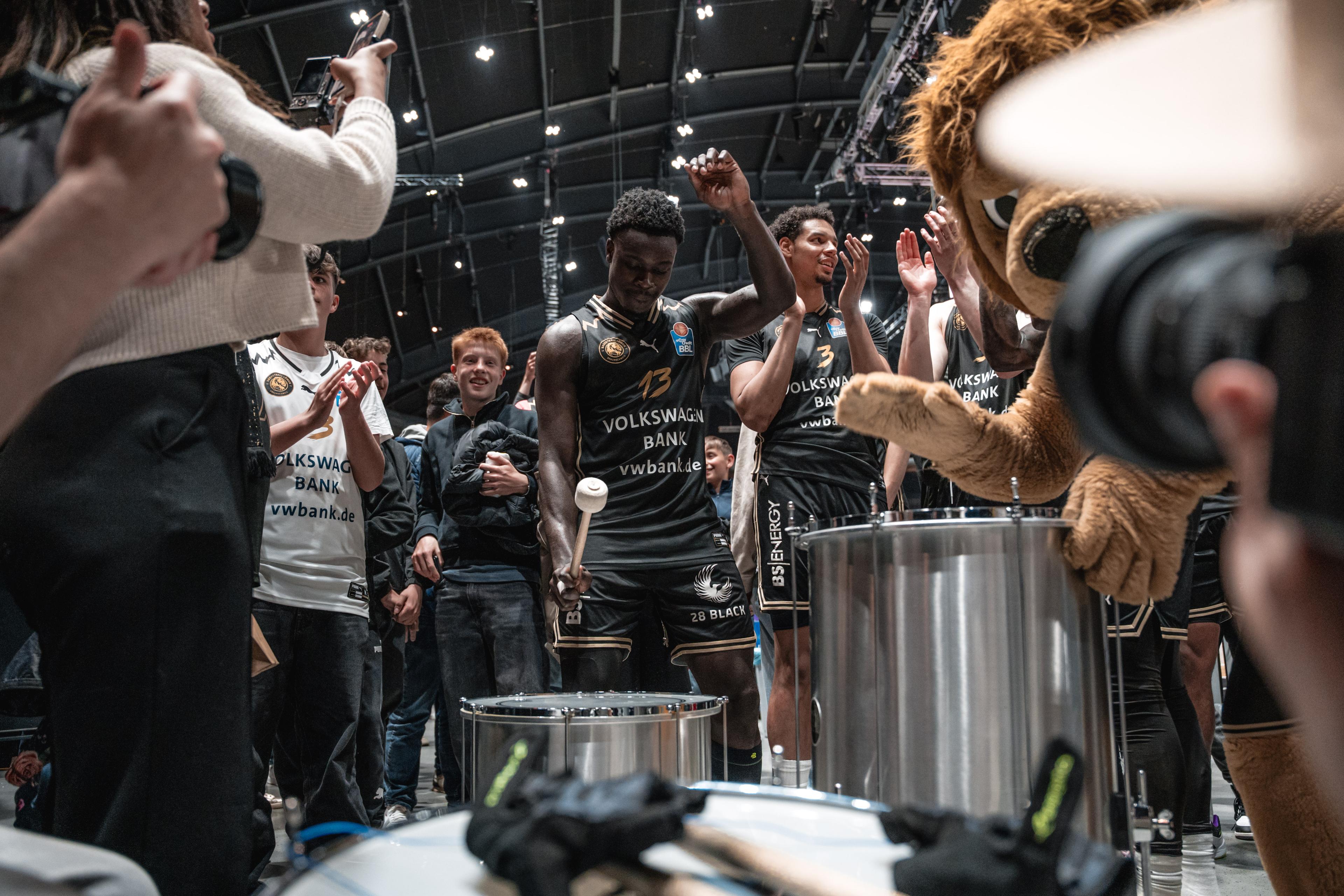 Wenn es für ein Team um etwas geht, für das andere jedoch (vermeintlich) nicht, ist Aussenseitersieg fast vorprogrammiert. So tun sich die Basketball Löwen Braunschweig lange Zeit schwer gegen die SKYLINERS aus Frankfurt, ehe in der zweiten Hälfte dank eines starken Sananda Fru (12 Punkte, 9 Rebounds, 2 Blocks) der basketballerische Knoten platzt - mit dem Ergebnis, dass den Niedersachsen durch das 79:72 die Postseason-Teilnahme endgültig sicher ist.