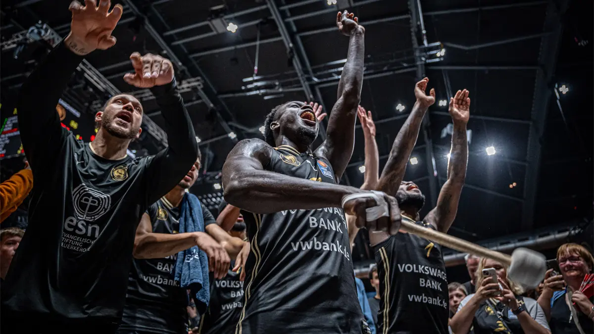 Die Basketball Löwen Braunschweig entscheiden das Spitzenspiel des letzten Hauptrundenspieltags gegen die FIT/One Würzburg Baskets mit 86:72 für sich, mit einem 12:1-Lauf beendet das Team des Trainers des Jahres Jesus Ramirez die Partie. Damit gehen die Löwen als Dritter in die Playoffs und stellen ihren Vereinsrekord von 20 Erfolgen in der Hauptrunde ein, die Würzburger beenden die Hauptrunde als Fünfter. In den Playoffs bekommt es Braunschweig mit Berlin zu tun, Würzburg duelliert sich mit Chemnitz.