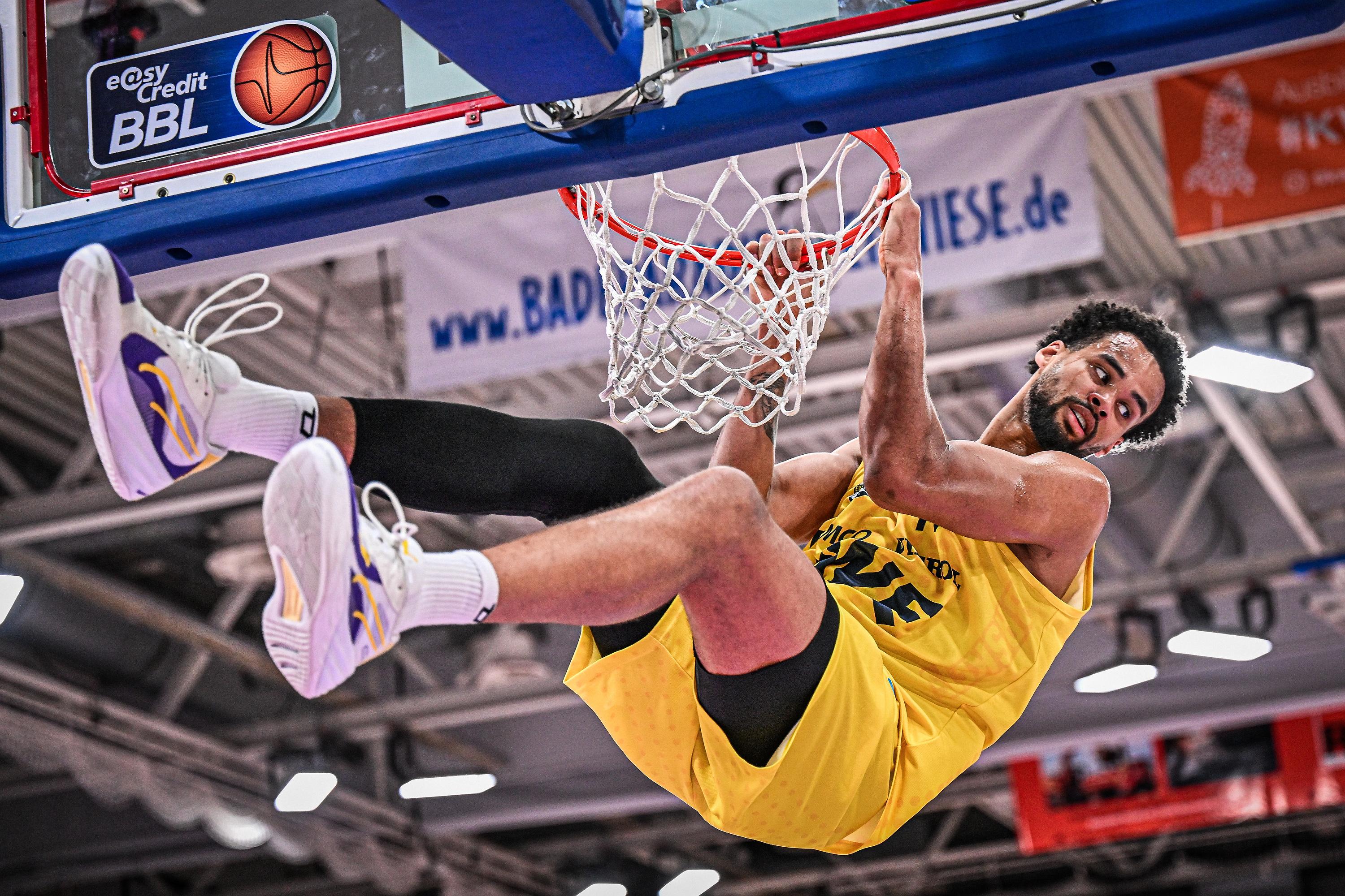 Der zweite Sieg in Folge bleibt für die BG Göttingen aus. Im Niedersachsen-Derby gegen die EWE Baskets Oldenburg sind die Veilchen lange Zeit am Drücker, werden am Ende aber von Norris Agbakoko (18 Punkte, 10 Rebounds) und Co. abgefangen. Die Donnervögel treffen beim 96:93-Erfolg nur einen einzigen Dreier, halten dadurch aber ihre Hoffnung auf die Play-Ins am Leben.
