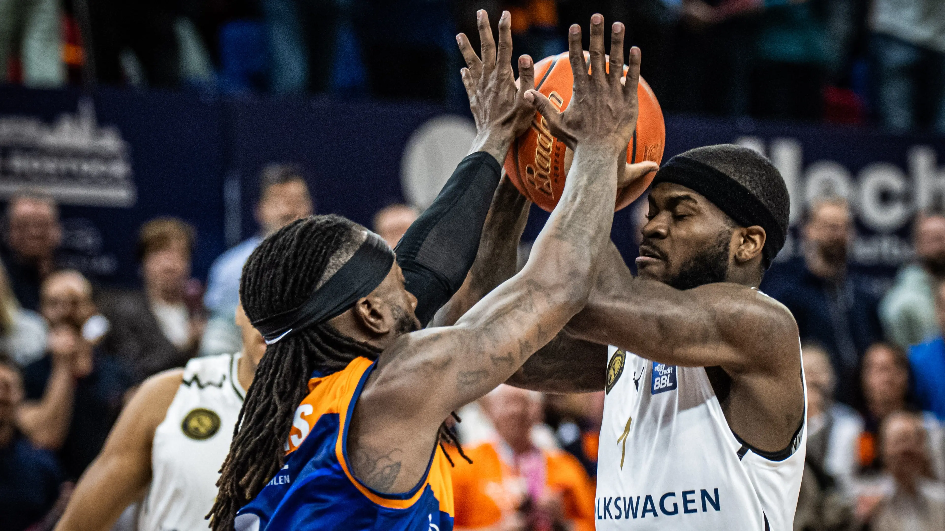 Die ROSTOCK SEAWOLVES erleiden im Kampf um die Postseason einen Rückschlag. Vor 4.660 Zuschauern unterliegen sie den Basketball Löwen Braunschweig nach starkem Start am Ende deutlich mit 48:67. Die erzielten Zähler markieren den niedrigsten Wert, den ein Heimteam in dieser Saison bislang markiert hat.