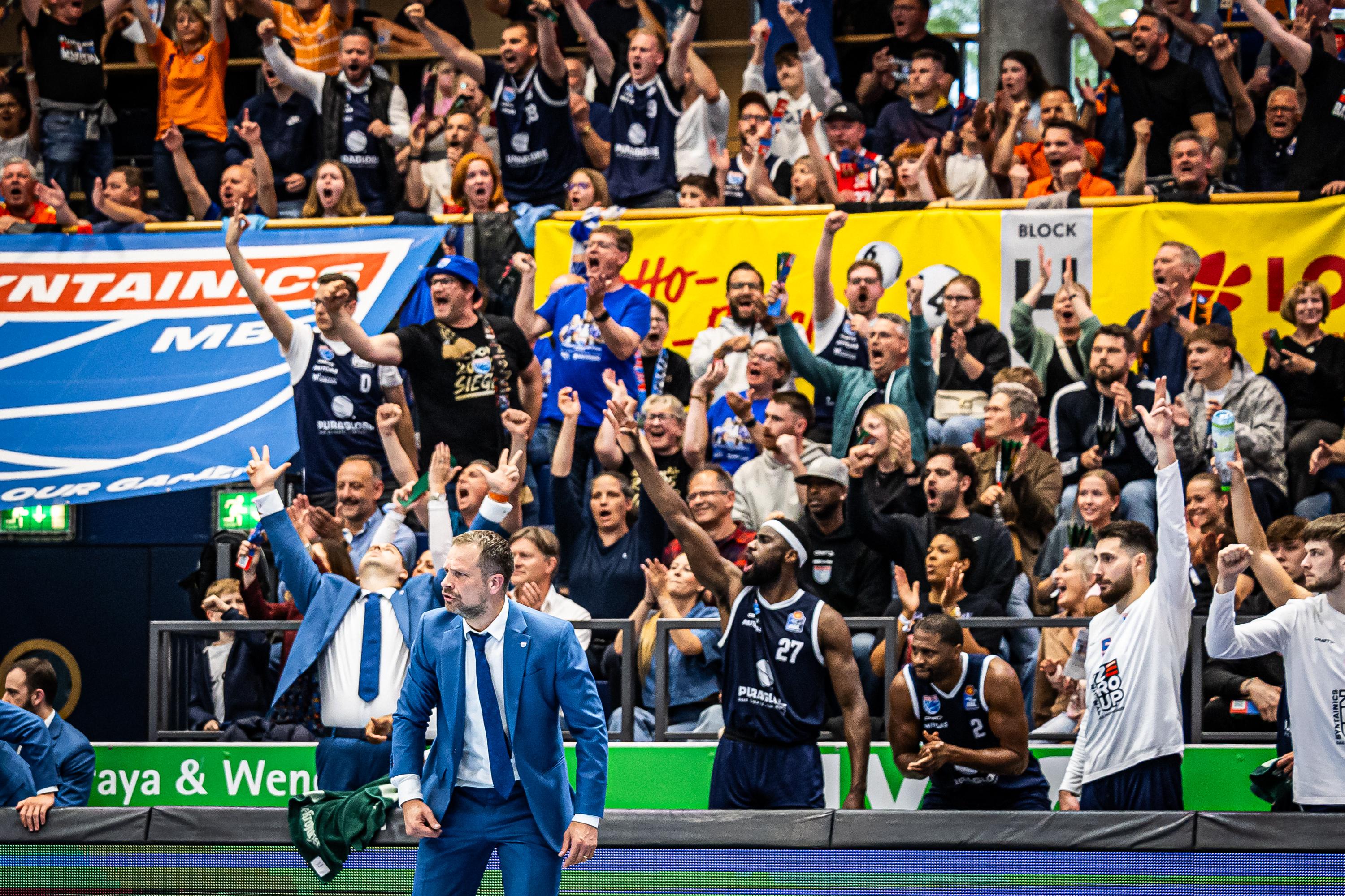 Der Pokalsieger hat noch lange nicht genug und setzt das i-Tüpfelchen auf eine jetzt schon herausragende Saison. Durch einen 110:95-Erfolg im entscheidenden Play-in-Duell gegen die EWE Baskets Oldenburg ist der SYNTAINICS MBC weiter im Kampf um die Meisterschaft in der easyCredit Basketball Bundesliga dabei.