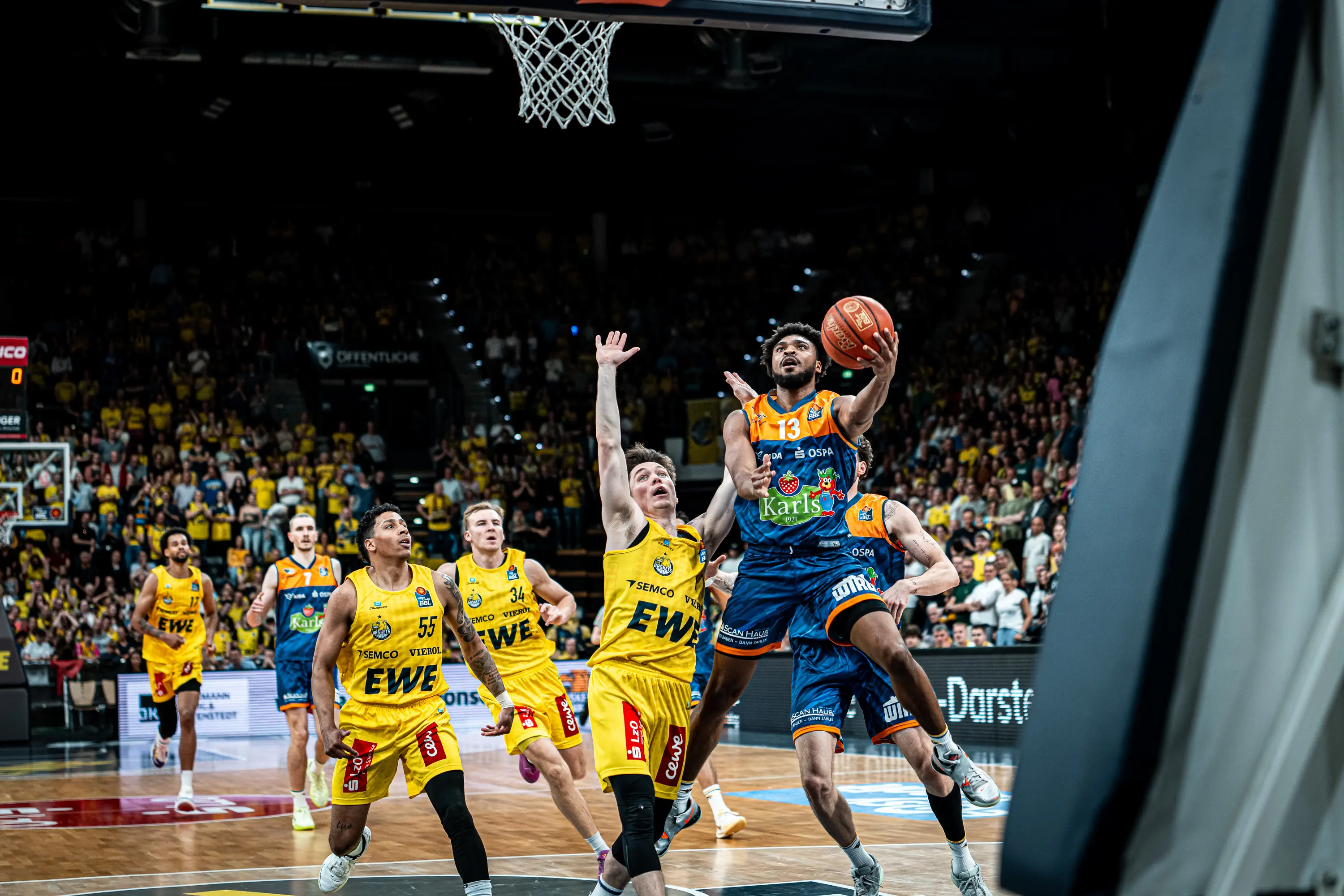 Letztes Jahr noch ausgeschieden im Play-In gewinnen die EWE Baskets Oldenburg nun erstmals in ihrer Vereinsgeschichte ein solches K.O.-Spiel. Für die ROSTOCK SEAWOLVES ist die Saison damit beendet. Zudem verlängern beide Teams ihre Serien aus der regulären Saison: Oldenburg gewinnt das fünfte Spiel, Rostock verliert das fünfte in Folge. Justin Jaworski und Bryce Hamilton liefern sich mit je mindestens 40 Punkten ein überragendes Scoring-Duell.