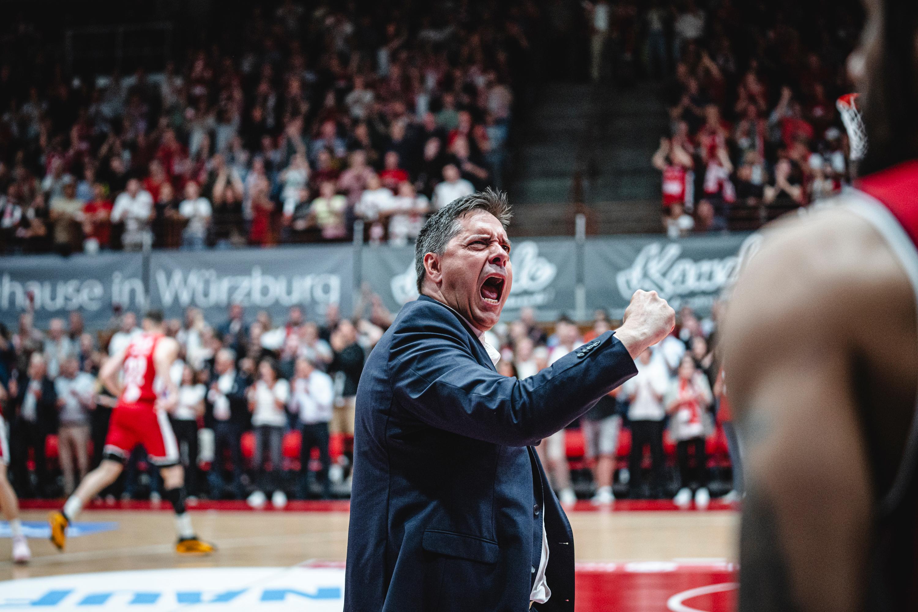 Die FIT/One Würzburg Baskets haben den Matchball von ratiopharm ulm abgewehrt und Spiel vier der Serie in der heimischen tectake Arena mit 78:77 gewonnen. Matchwinner bei Würzburg sind Zac Seljaas mit zwei wichtigen Defensivaktionen und Damion Mintz mit dem Wurf zum Sieg. Bei Ulm kommt Karim Jallow auf ein starkes Double-Double, leistete sich im letzten Angriff aber auch den entscheidenden Ballverlust. Das entscheidende Spiel fünf um den Einzug ins Finale findet nun am kommenden Donnerstag wieder in Ulm statt.