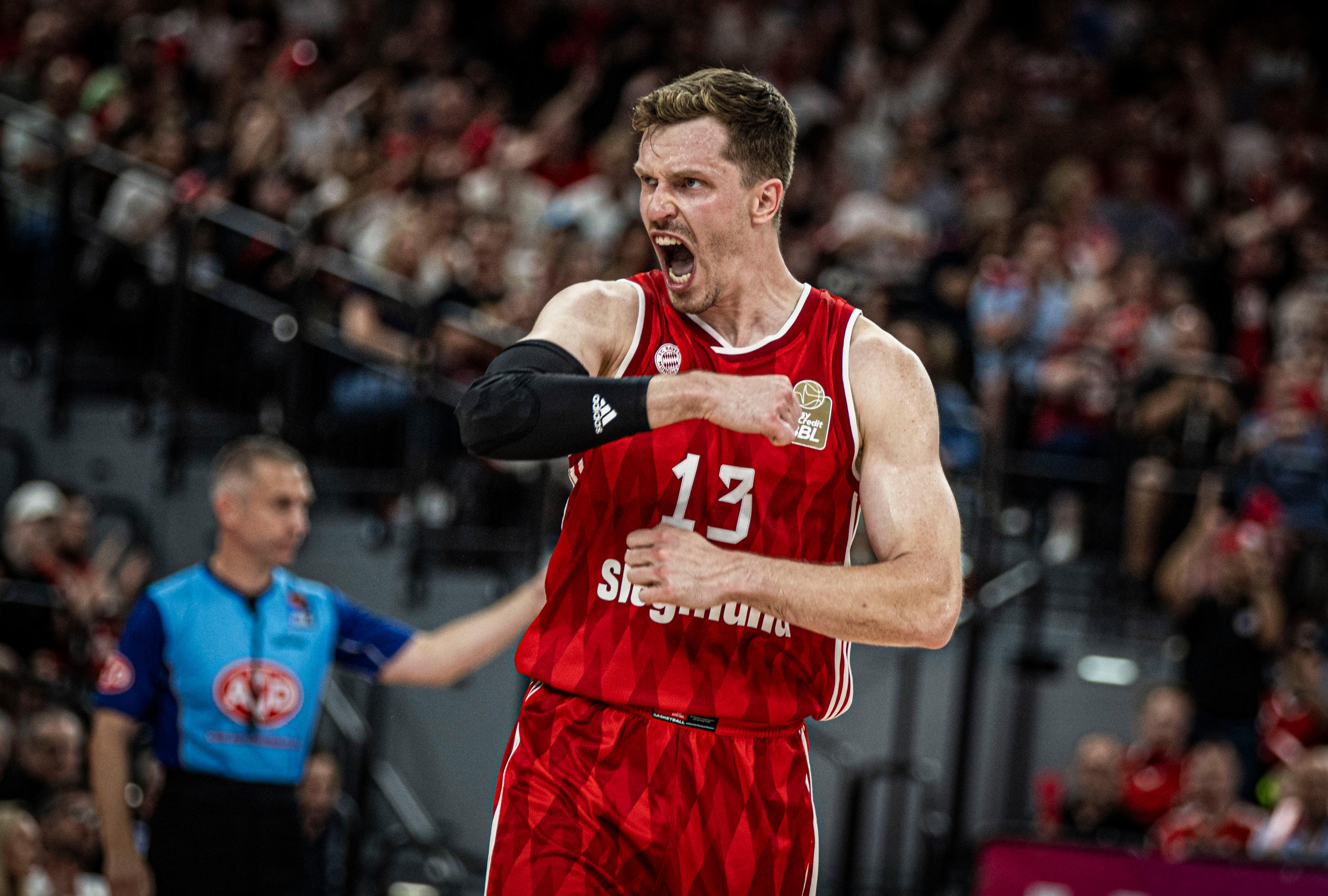 Der FC Bayern München setzt in der Finalserie um die Deutsche Meisterschaft den ersten Stich. Angeführt von Andreas Obst und Shabazz Napier (je 20 Punkte) erlaubt der Hauptrundenprimus dem Team von ratiopharm ulm in den finalen 4:33 Minuten keinen einzigen Korb mehr legt selbst einen 15:0-Lauf hin, der die Entscheidung bringt. Bei den Schwaben avanciert Justinian Jessup mit 22 Zählern zum Topscorer