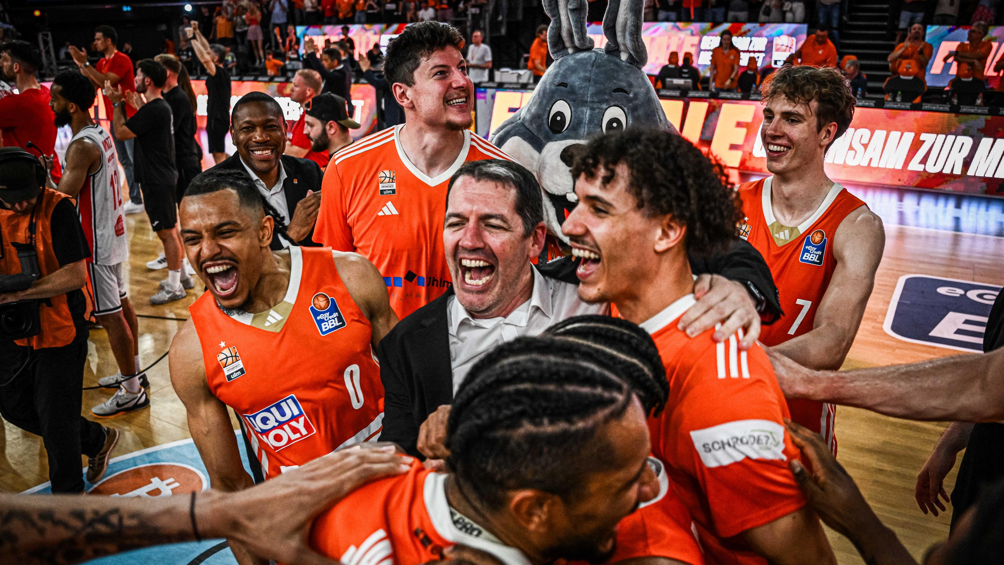 The easyCredit BBL Finals are set and it will be a showdown of regular season winners - and reigning champs - FC Bayern Munich against ratiopharm ulm. The second placed finishers Ulm survived a thrilling five-game Semi-Finals over FIT/One Würzburg Baskets while Bayern won three straight games after MLP Academics Heidelberg had stole Game 1. Off the court, ALBA BERLIN will be losing an institution as Tim Schneider will be leaving after 14 years in the club. And ROSTOCK SEAWOLVES' all-time games played leader and team captain Sid-Marlon Theis is staying with the club.