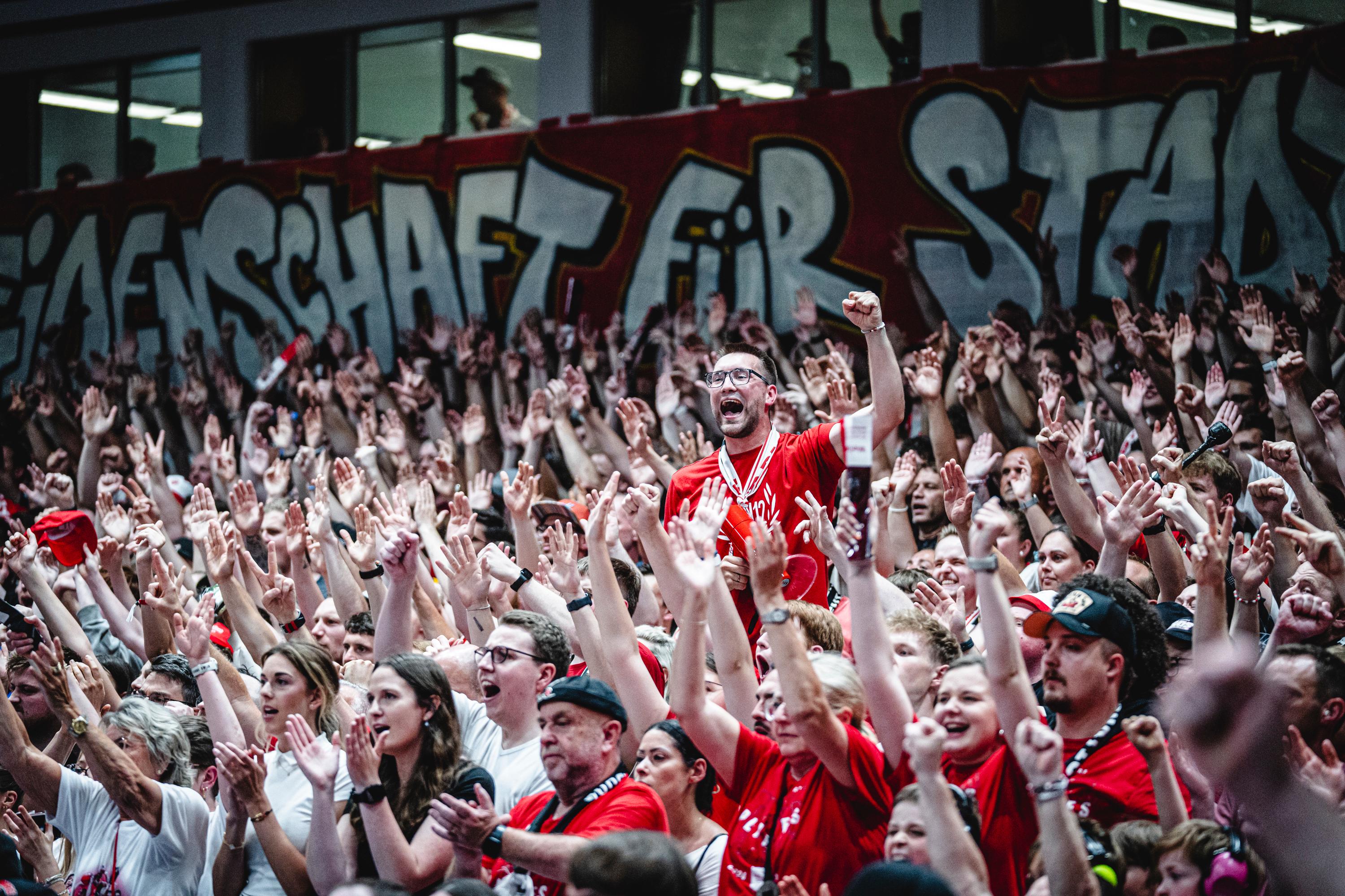 Die FIT/One Würzburg Baskets können in der Postseaon auf die lautstarke Unterstützung ihres Heimpublikums zählen. Nach zwei Siegen im Viertelfinale gegen Braunschweig bleibt die Weste in der Hurnhölle auch gegen ratiopharm ulm lupenrein weiß. Die Hausherren kontern die Verteidigung der Schwaben durchgehend mit klugem Passspiel aus, wovon die Schützen Davion Mintz (21 Punkte (3/4 Dreier) und Mike Lewis (17, 3/5 Dreier) maßgeblich profitieren - und mit 87:77 den Ausgleich in einem jetzt schon packenden Halbfinale herstellen.