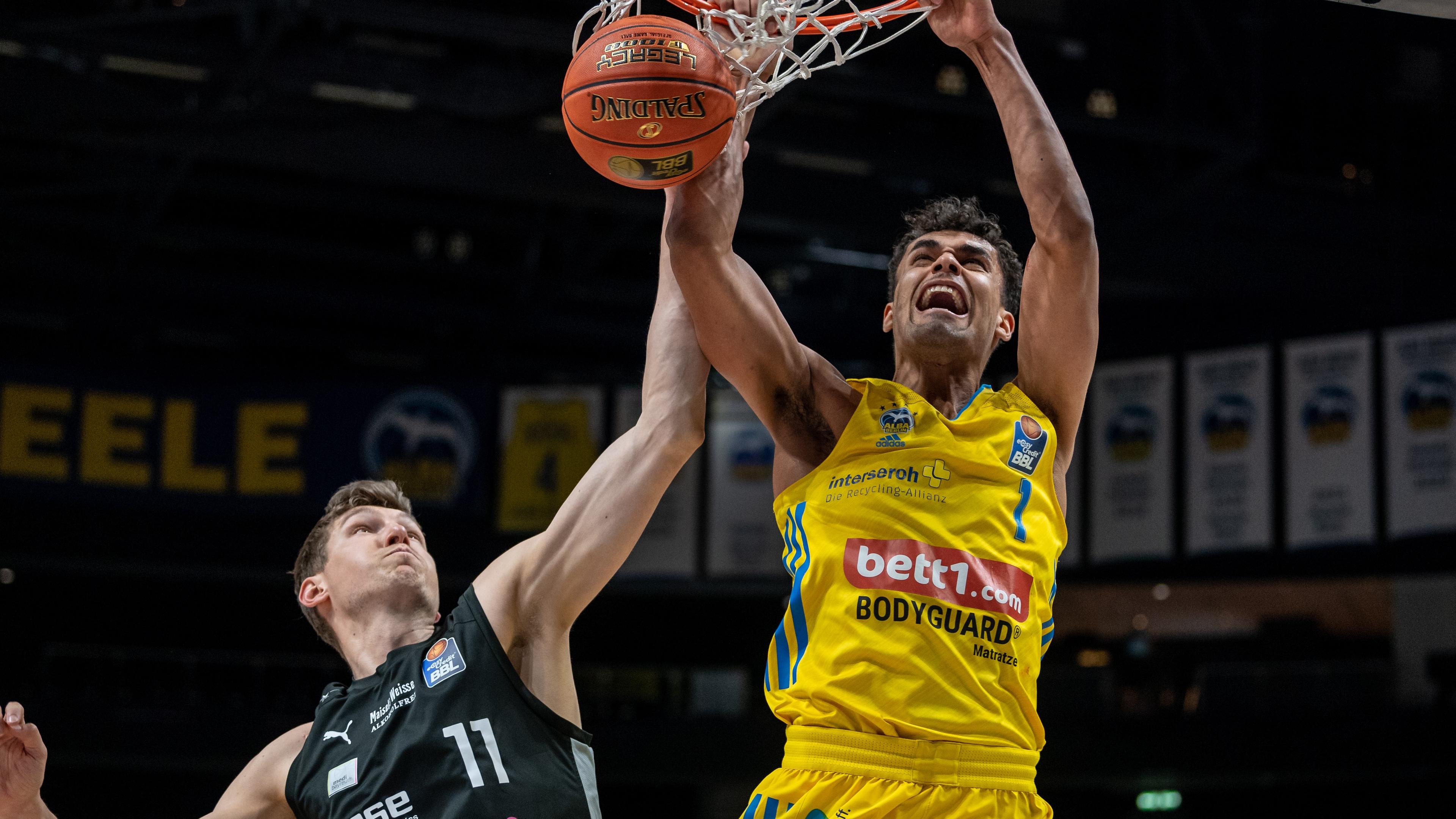 ALBA BERLIN have a lot of history in the easyCredit BBL but 32 straight points is a pretty amazing feat and that is exactly what the two-time reigning champs did against medi bayreuth to close the game. Things were much more suspenseful with MHP RIESEN Ludwigsburg who got a late game-winner from Jonah Radebaugh while Brose Bamberg remained alive in the playoffs hunt with two big wins.