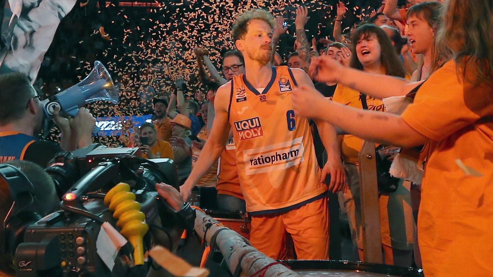 There was not much drama in the German playoffs as all four quarter-finals series were decided by sweeps - the first time in the history of the best-of-five format. There were some tears shed though as Per Günther played his 500th - and final - game in the easyCredit BBL. German basketball also gained a back-to-back Turkish Airlines EuroLeague champion as Tibor Pleiss starred in the Championship Game as Anadolu Efes Istanbul won a second straight title.