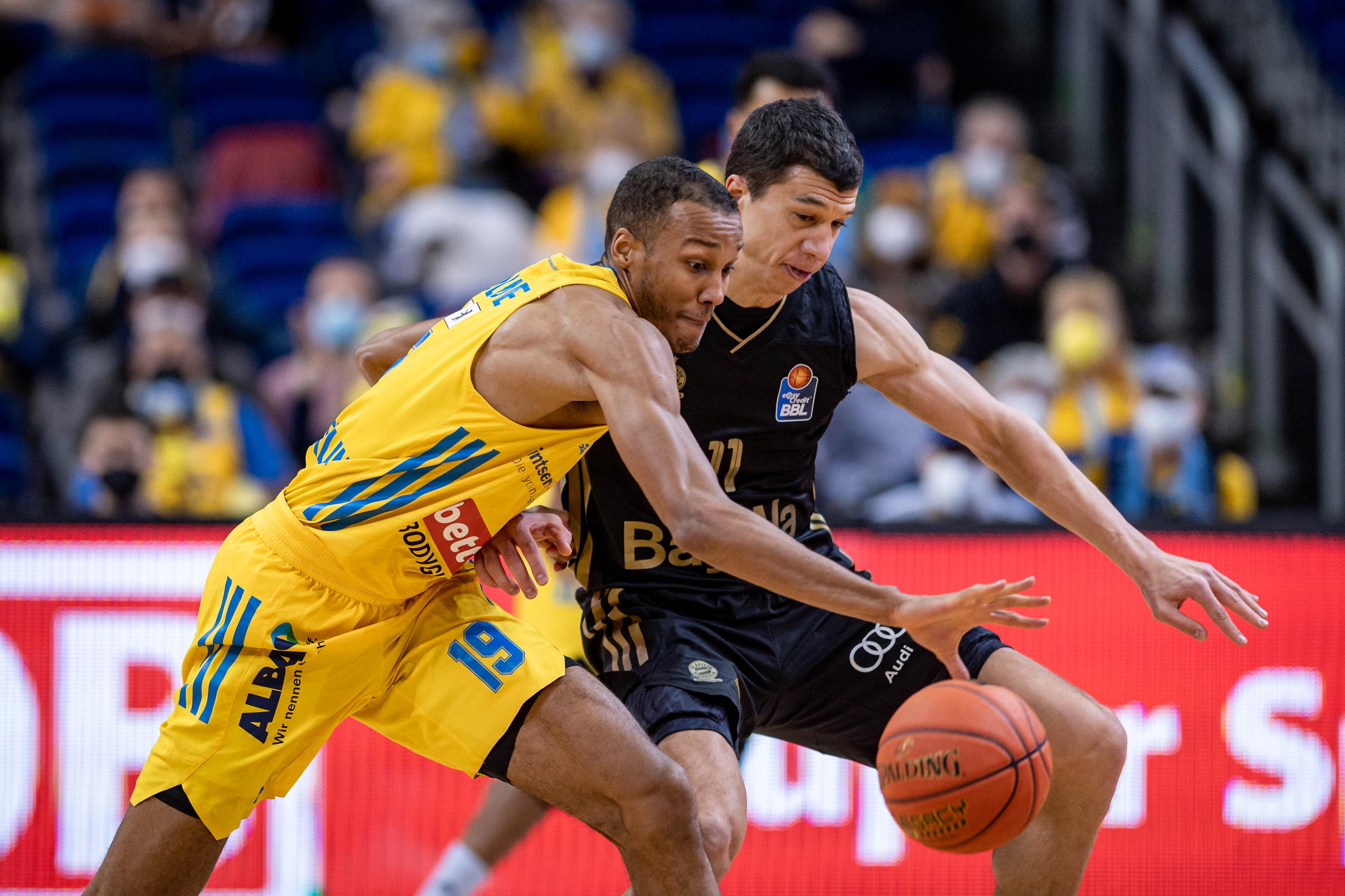The north-south easyCredit BBL rivalry will continue as two-time reigning champions ALBA BERLIN have a date in the Finals with FC Bayern Munich - in a re-match from last season and three of the last four campaigns. Bayern needed five games to fend off Telekom Baskets Bonn while Berlin finished off a sweep of MHP RIESEN Ludwigsburg. Speaking of Ludwigsburg, the league’s longest-serving head coach John Patrick is leaving the club - most likely for Japan. Another big name coaching move saw Raoul Korner take over as the new Hamburg Towers playcaller. And one more big piece of off-court news is FRAPORT SKYLINERS being awarded a wild card for the 2022-23 season.