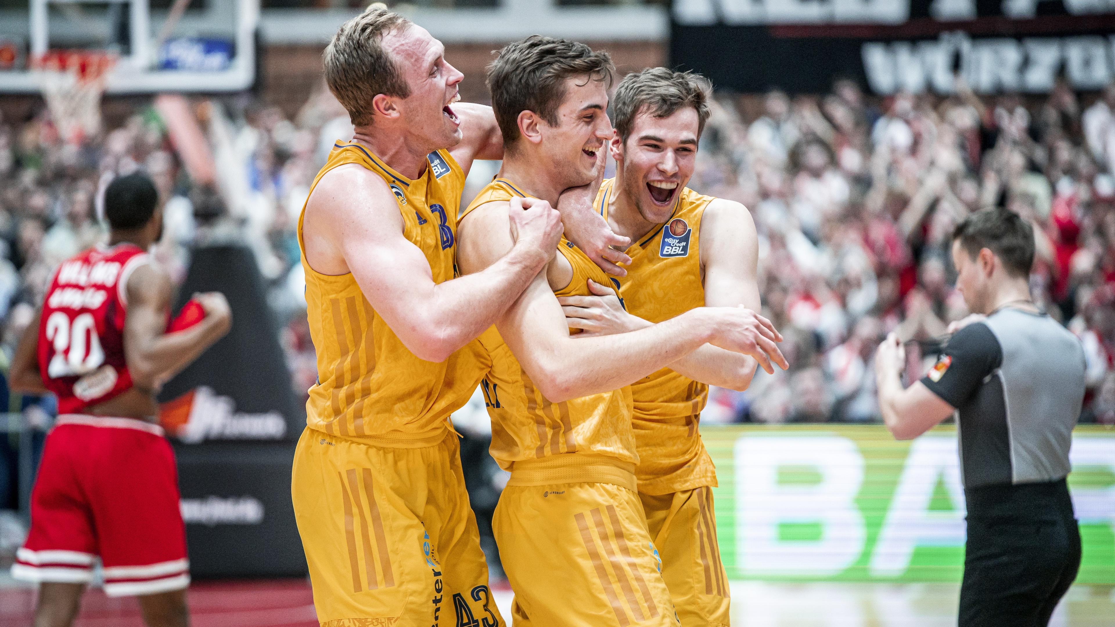 This week’s biggest storyline was Tim Schneider draining a three-pointer with 1.4 seconds left to give ALBA BERLIN a hard-fought victory at Würzburg Baskets and extend their winning streak to eight games. TJ Shorts made his own headlines as he poured in 30 points in a Telekom Baskets Bonn blowout of EWE Baskets Oldenburg. And what a week for Basketball Löwen Braunschweig, who ended their months of misery with two victories to snap a nine-game losing streak and now move out of last place.