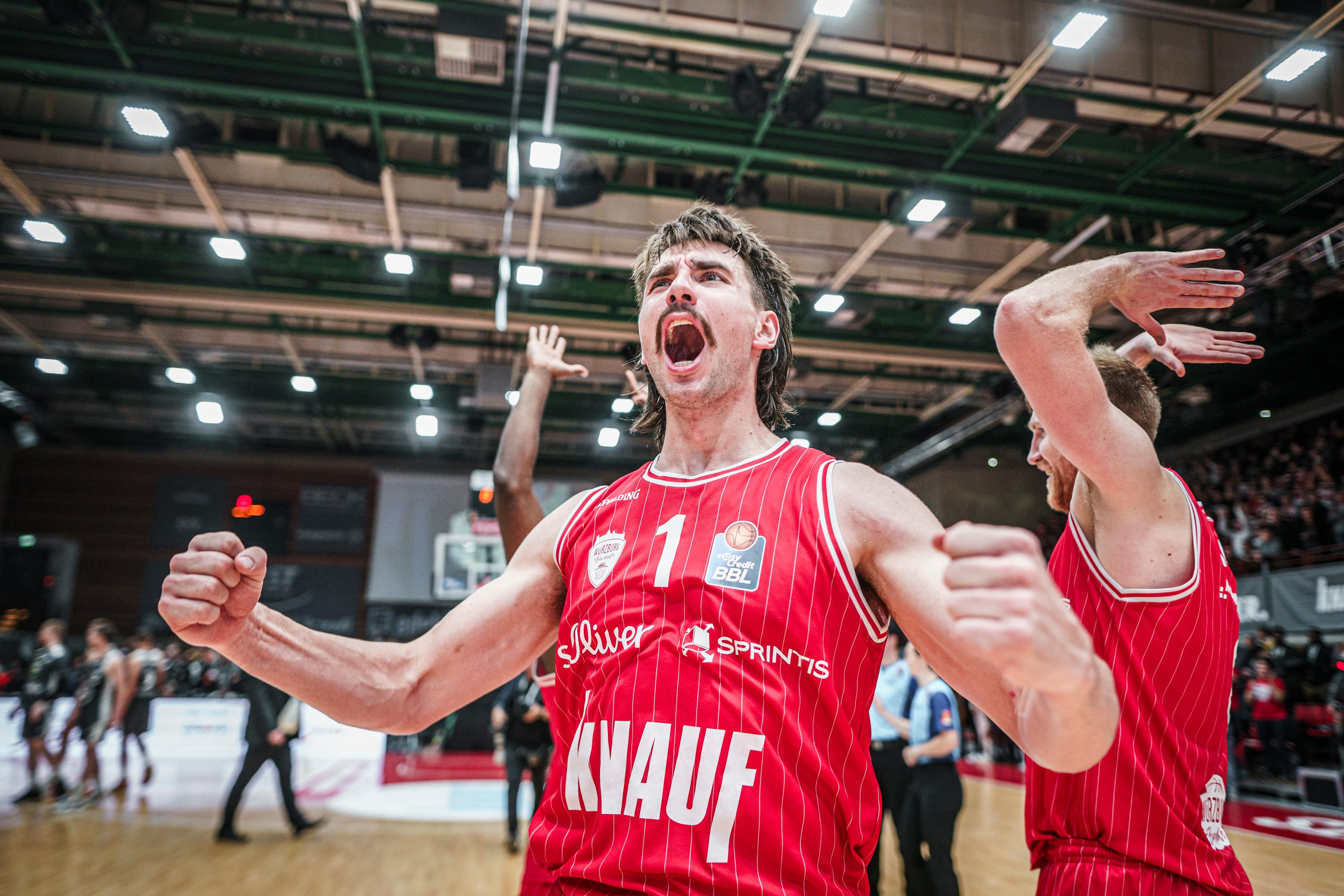Die Würzburg Baskets feiern ihren zweiten Sieg in eigener Halle. Mit dem fünften Saisonsieg halten sie Anschluss an die direkten Playoffränge. RASTA Vechta verliert erstmals zwei Spiele am Stück und tut sich auswärts weiterhin schwer (ein Sieg, drei Niederlagen).