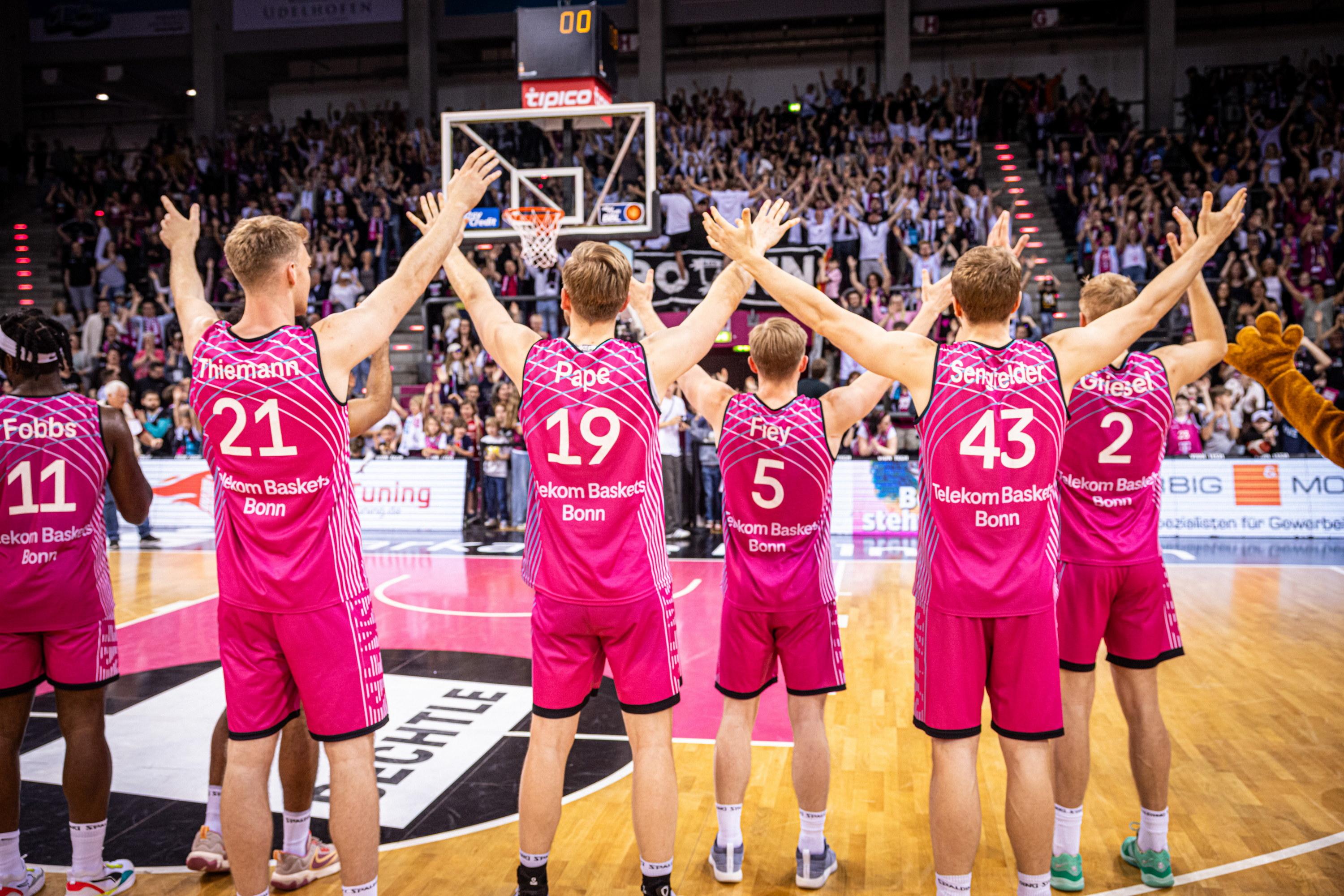 Nach den ersten beiden Spielen im Playoff-Viertelfinale der Basketball Champions League steht es zwischen dem Titelverteidiger Telekom Baskets und dem Herausforderer Peristeri 1:1. Das in der Serie „best-of-three“ jetzt entscheidende dritte Spiel steigt am Dienstag in Bonn.