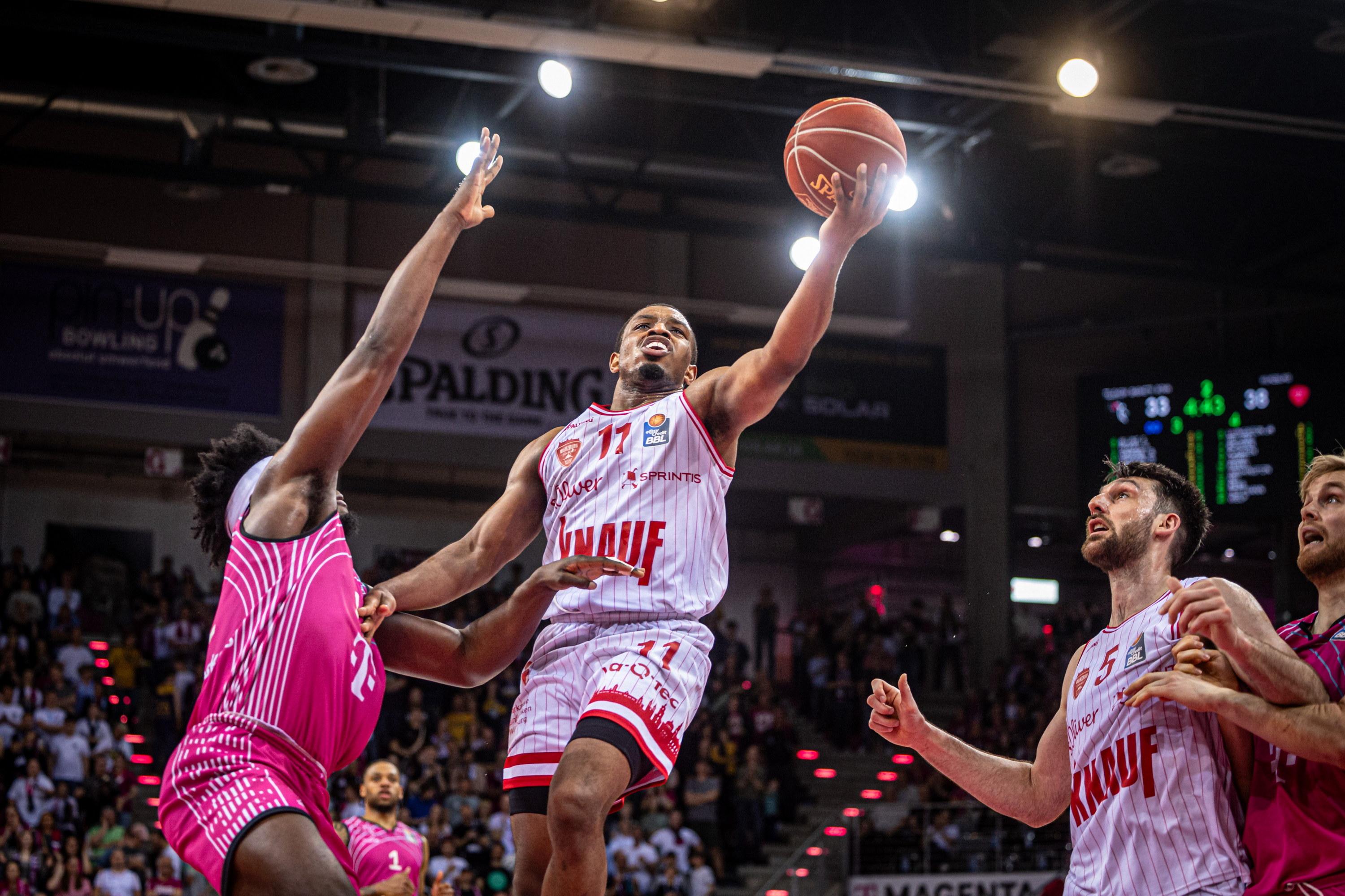 Die Würzburg Baskets (23:9) setzen ihrer überragenden Saison in der easyCredit Basketball Bundesliga einen weiteren Höhepunkt auf und stehen nach dem 100:91-Sieg bei den Telekom Baskets Bonn (19:13) als Playoff-Teilnehmer fest.
