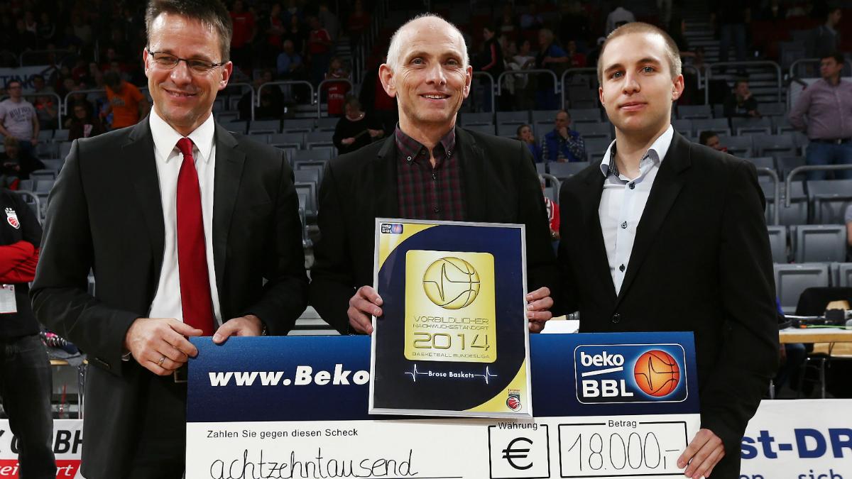 Zum dritten Mal in Folge wurden die Brose Baskets nach der Saison 2013/14 von der Beko BBL als „vorbildlicher Nachwuchsstandort“ mit Gold ausgezeichnet. Den dazugehörigen Scheck über 18.000 Euro übergab in der Halbzeitpause des Eurocup-Spiels Brose Baskets vs. Paris Levallois der Assistent Sport der Beko BBL, Florian Gut, an den Leiter des Jugendprogramms der Brose Baskets, Wolfgang Heyder und an Brose Baskets-Geschäftsführer Rolf Beyer.