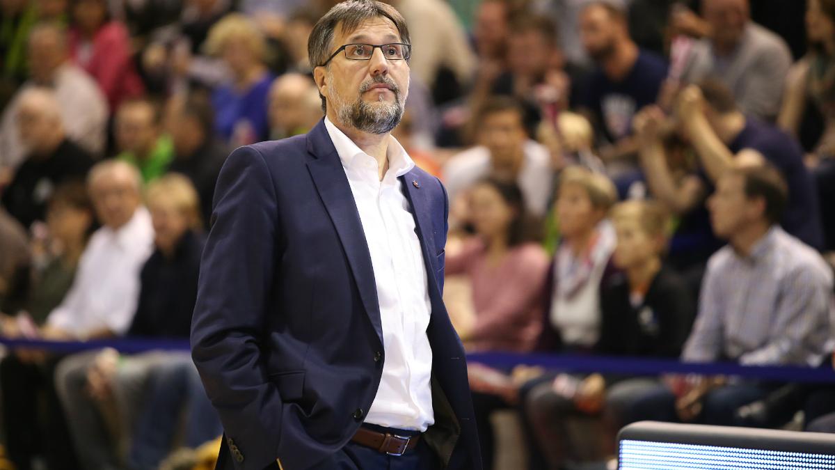 Der SYNTAINICS MBC hat Silvano Poropat als neuen Head Coach verpflichtet. Der 48-Jährige führte die Mitteldeutschen Basketballer in der Saison 2018/19 zum Klassenerhalt in der easyCredit BBL und wird sich nun erneut dieser entscheidenden Aufgabe widmen.