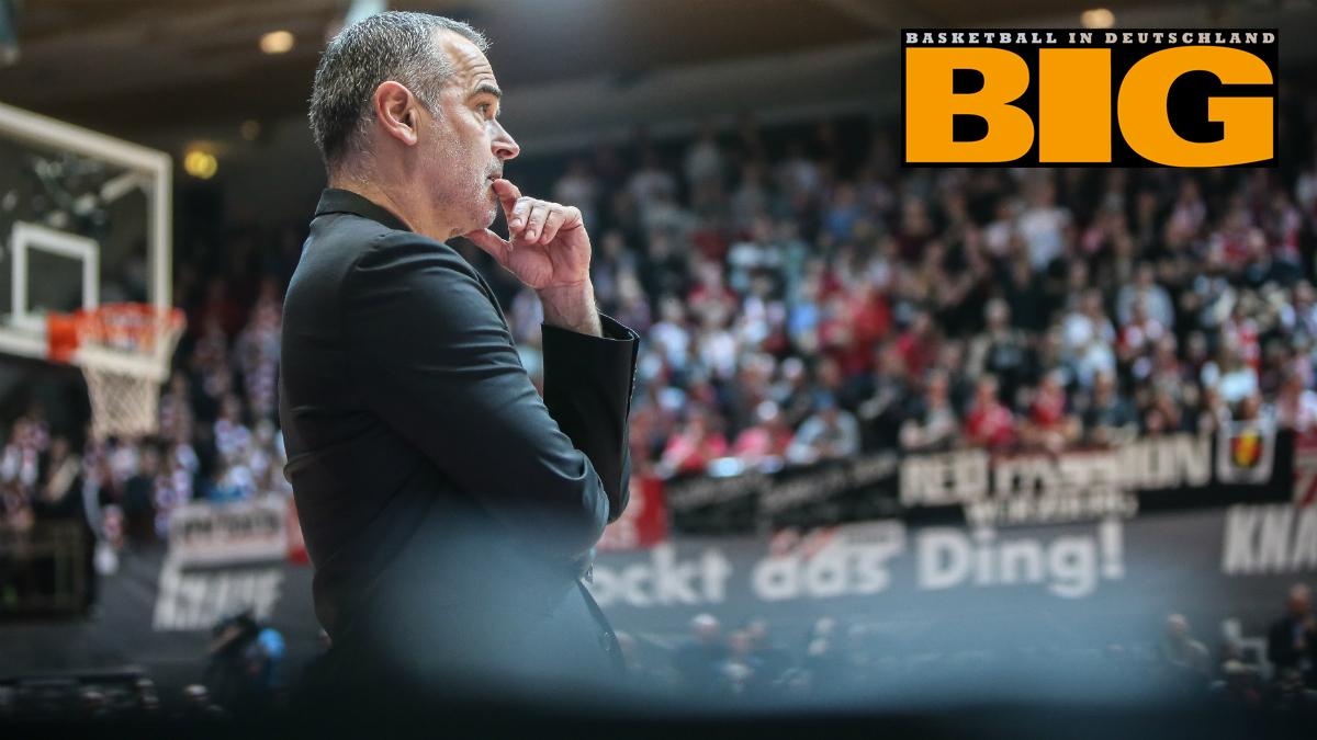 Dirk Bauermann ist zurück in der Liga, vier Jahre nach dem Ende bei Bayern. Mit Würzburg will der bekannteste deutsche Trainer in die Spitze der easyCredit BBL springen. Ein lockeres BIG-Gespräch über seine Zeit im Ausland, sein Image in Deutschland und seine Leidenschaft für schnellen Basketball, die er zwischendurch nur vergessen hatte …
