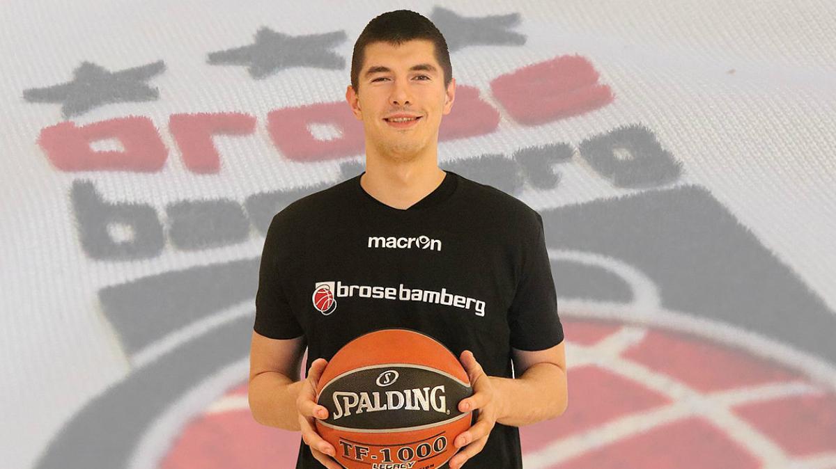 Brose Bamberg verpflichtet Luka Mitrovic. Der 24-jährige Power Forward kommt vom serbischen Meister und EuroLeague-Teilnehmer Roter Stern Belgrad und erhält bei Brose einen Dreijahresvertrag.
