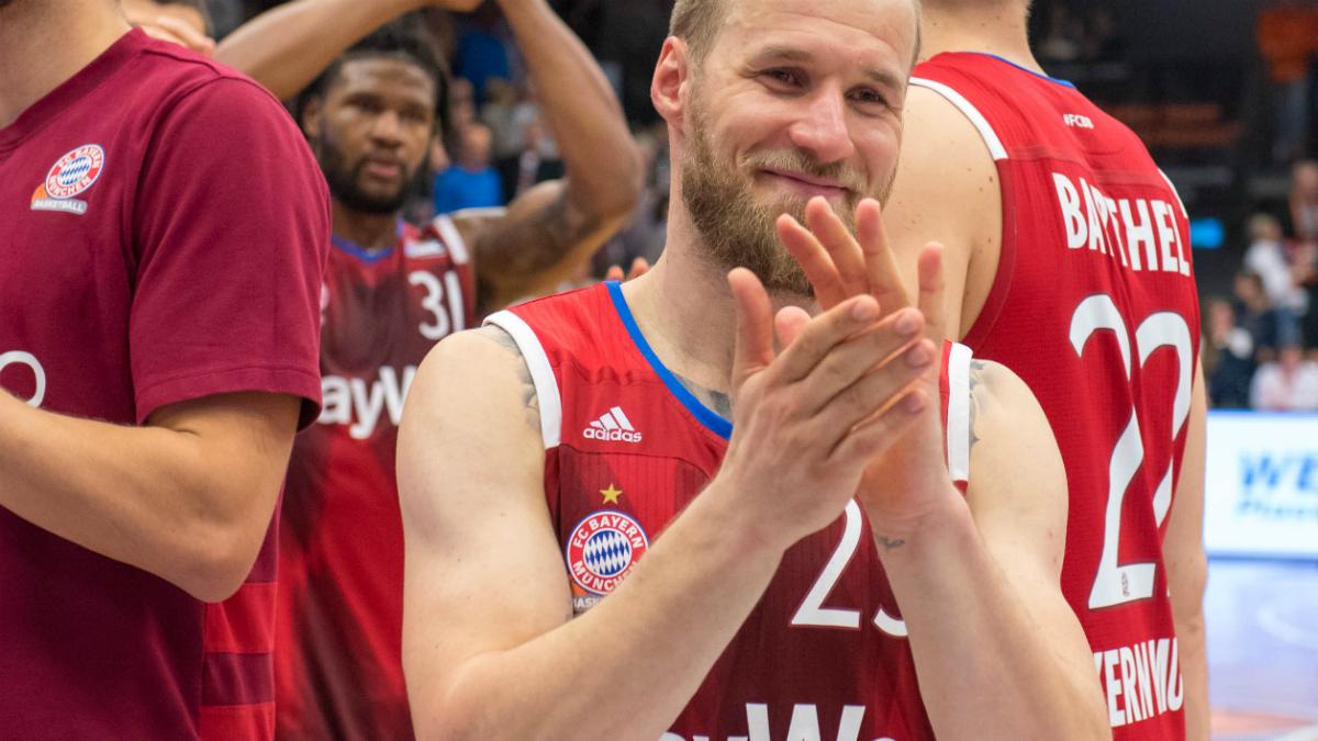 Der Kapitän geht von Bord: Anton Gavel, Spielführer des FC Bayern Basketball in der zurückliegenden Double-Saison, hat am Mittwochvormittag seinen Rücktritt vom aktiven Leistungssport erklärt. Damit beendet der demnächst 34-jährige Deutsch-Slowake nach zwölf Profijahren und vier Spielzeiten für die Bayern-Basketballer eine beeindruckende Karriere: