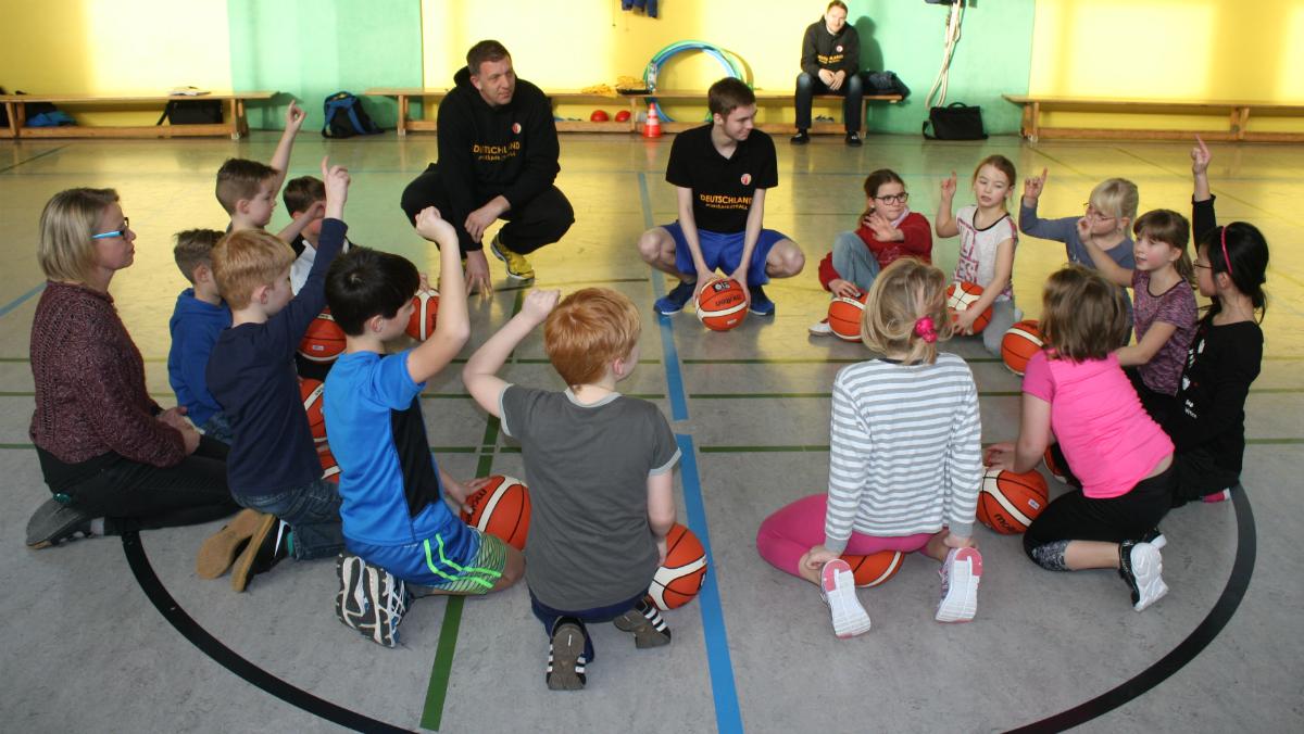 Am Wochenende fand in Braunschweig der Zwischenlehrgang der Minitrainer-Offensive statt. Die 15 Trainerstudentinnen und Trainerstudenten des zweiten Jahrgangs absolvierten vier Tage zu verschiedenen Aspekten des Minibasketballs. 