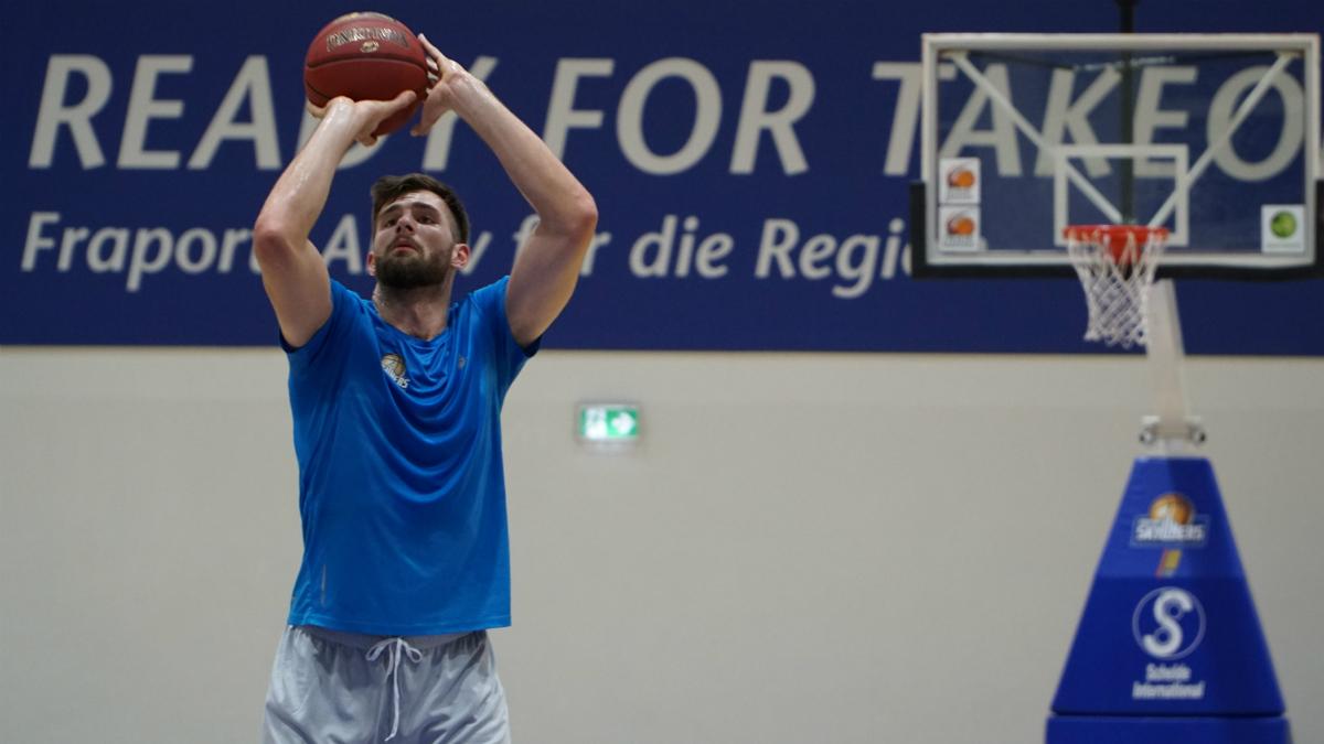Die FRAPORT SKYLINERS haben den 21-jährigen Centerspieler Leon Kratzer von Brose Bamberg verpflichtet. Der gebürtige Bayreuther erhält in Frankfurt einen Vertrag bis Saisonende 2018/19 mit Option auf ein weiteres Jahr.