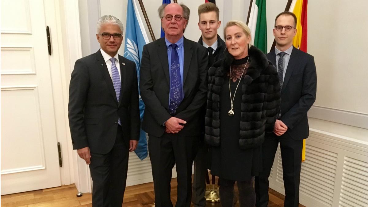 Bundespräsident Frank-Walter Steinmeier hat Baskets-Präsident Wolfgang Wiedlich mit dem Verdienstkreuz am Bande des Verdienstordens der Bundesrepublik Deutschland ausgezeichnet.