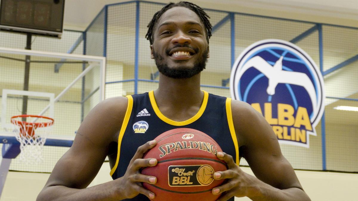 Der 2,08 Meter große in Kamerun geborene Center Landry Nnoko hat bei ALBA BERLIN einen Vertrag bis Sommer 2020 unterschrieben. Der 24-Jährige spielte bis zuletzt beim türkischen Klub Sakarya BSB, für den er sowohl in der Liga (17,5 Punkte & 9,3 Rebounds) als auch im FIBA Europe Cup (14,5 Punkte & 9,2 Rebounds) als einer der Top-Spieler der beiden Wettbewerbe zu überzeugen wusste. 